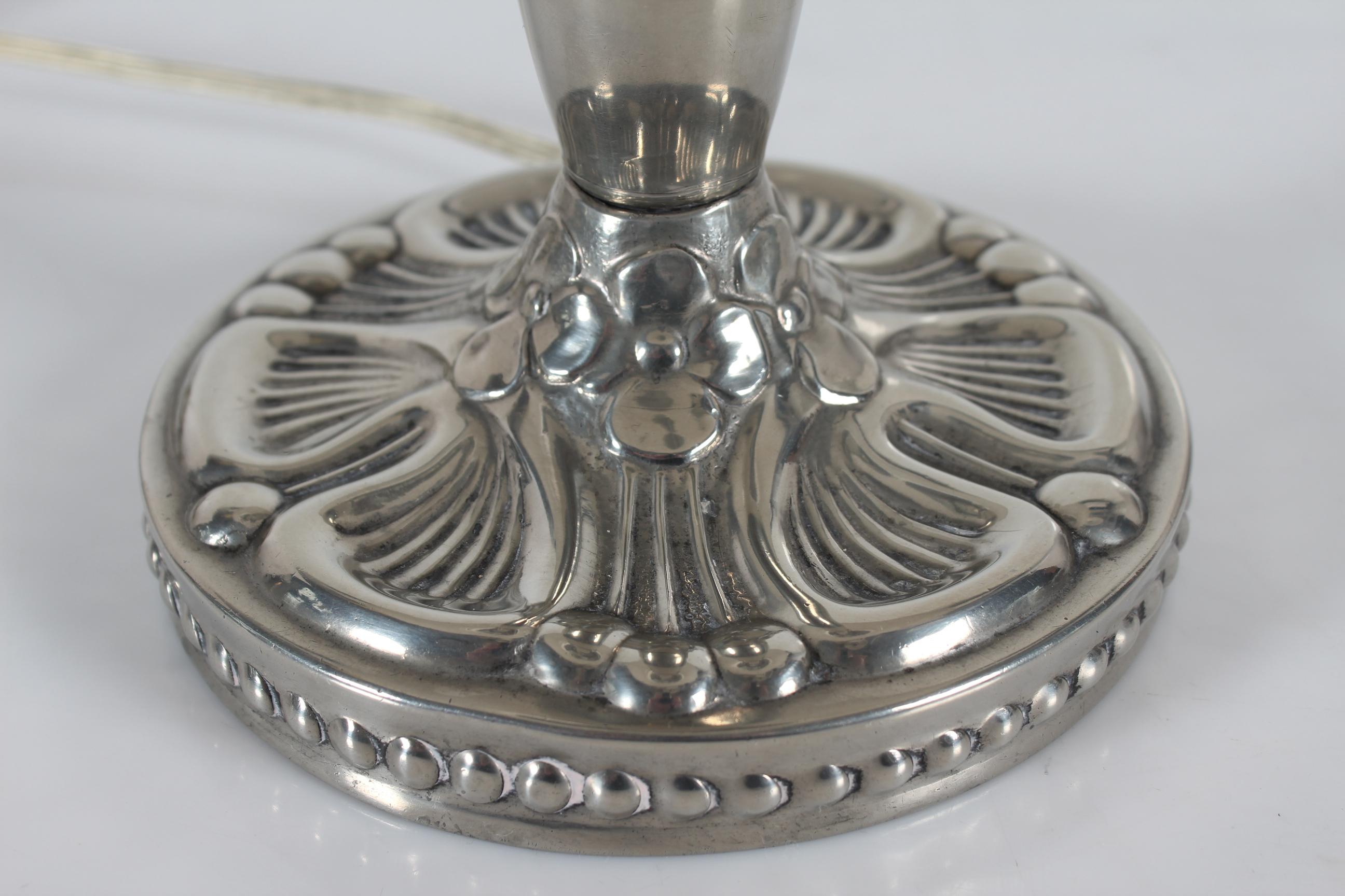 Danese Lampada da tavolo danese Art Nouveau in peltro con motivo floreale e paralume nuovo anni '20 in vendita