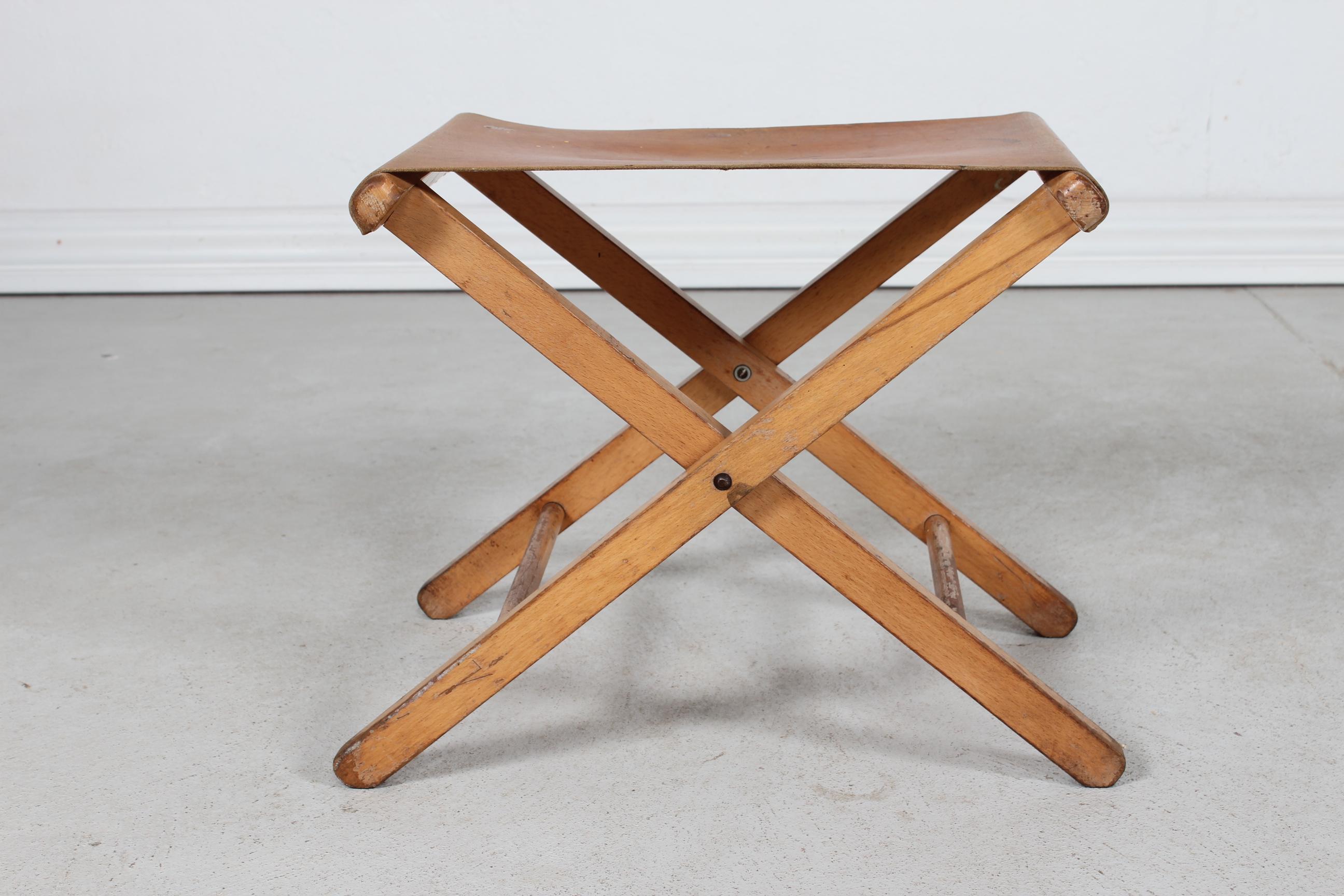 Danish artist´s stool with folding frame made of solid beech and seat of leather mounted with brass nails.

The stool is characterized by the use of an artist, with signs of paint in different colours and a patinated frame.


 