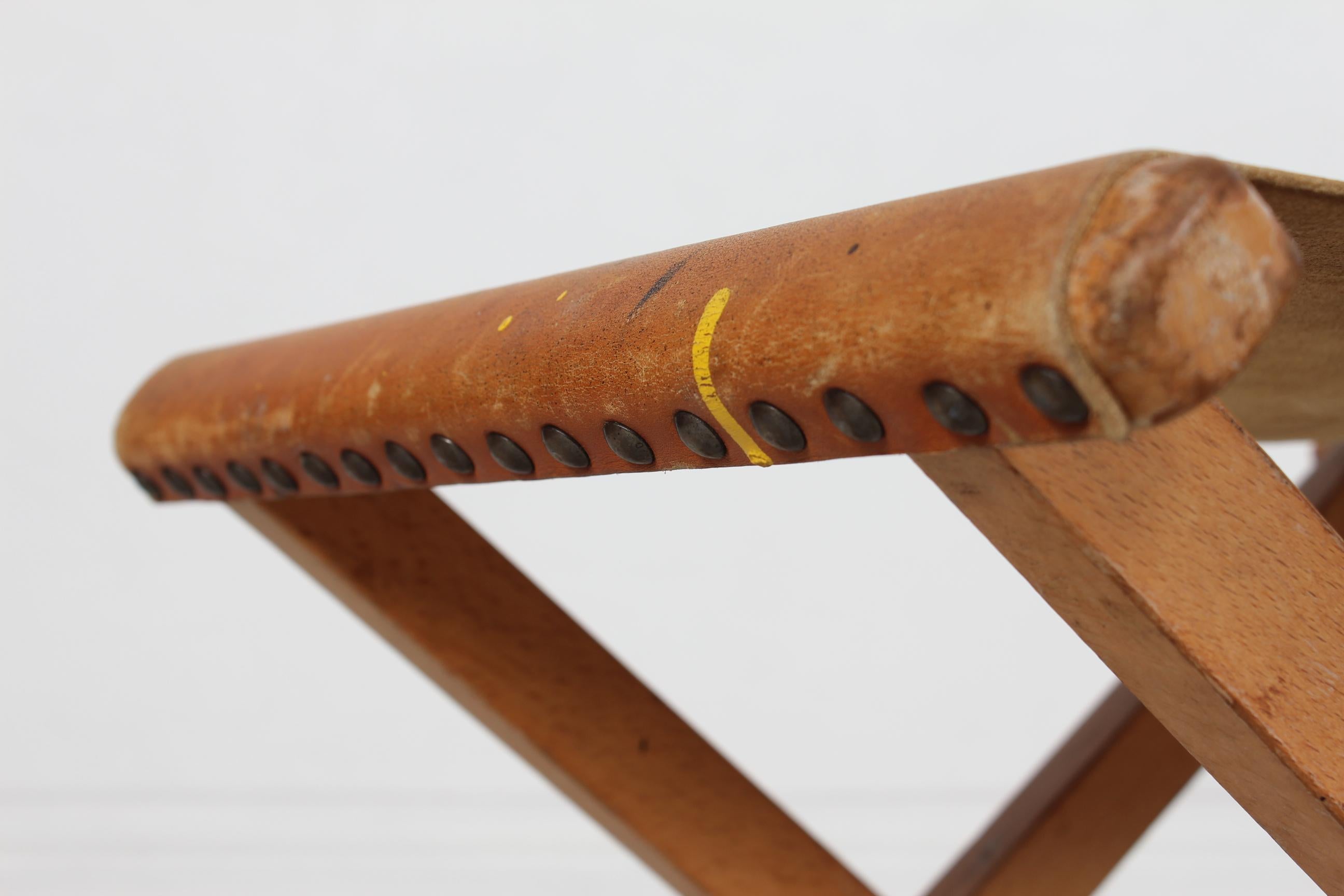 Sgabello d'artista danese in Beeche e pelle color cognac 1950s In condizioni buone in vendita a Silkeborg, Silkeborg