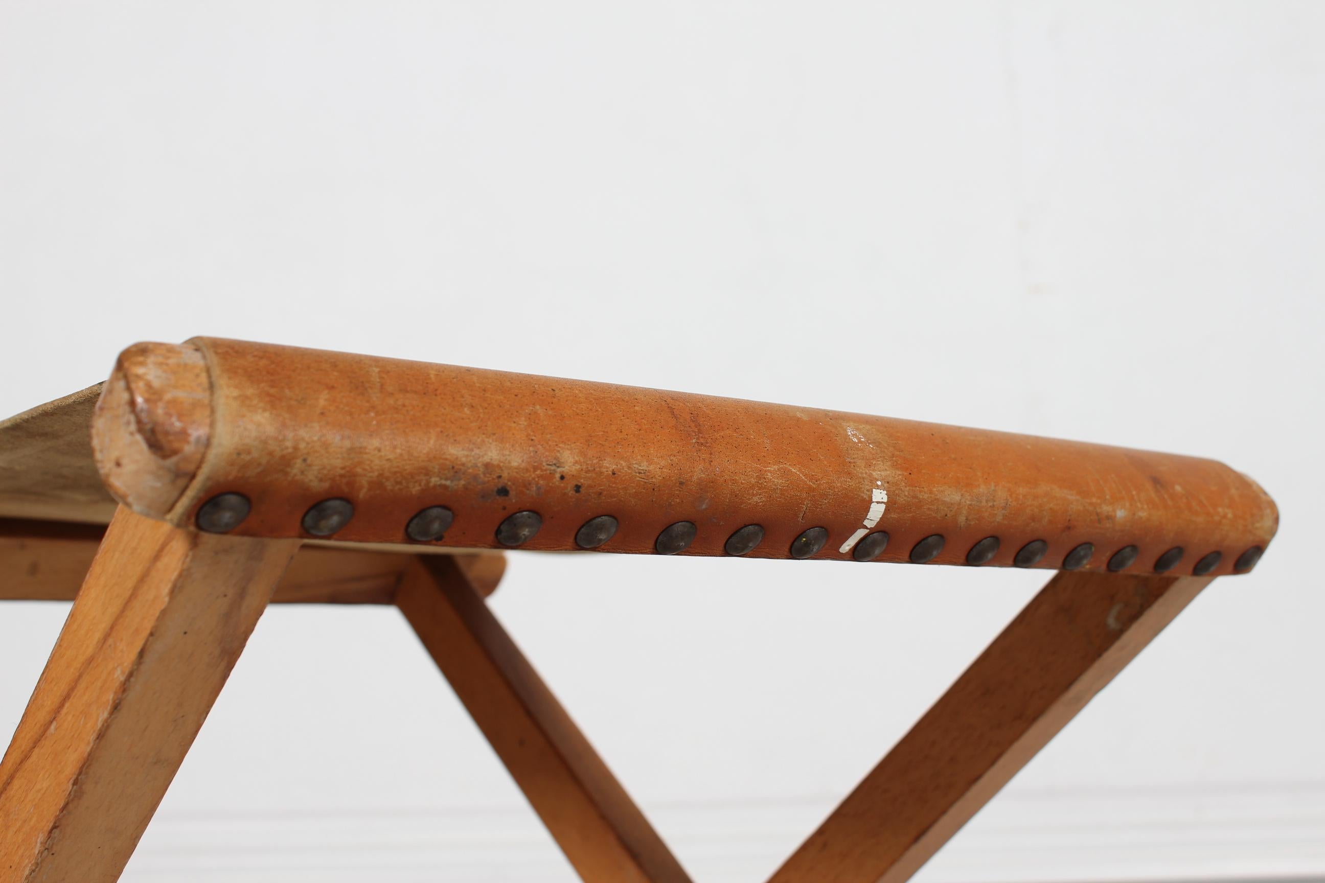 Pelle Sgabello d'artista danese in Beeche e pelle color cognac 1950s in vendita