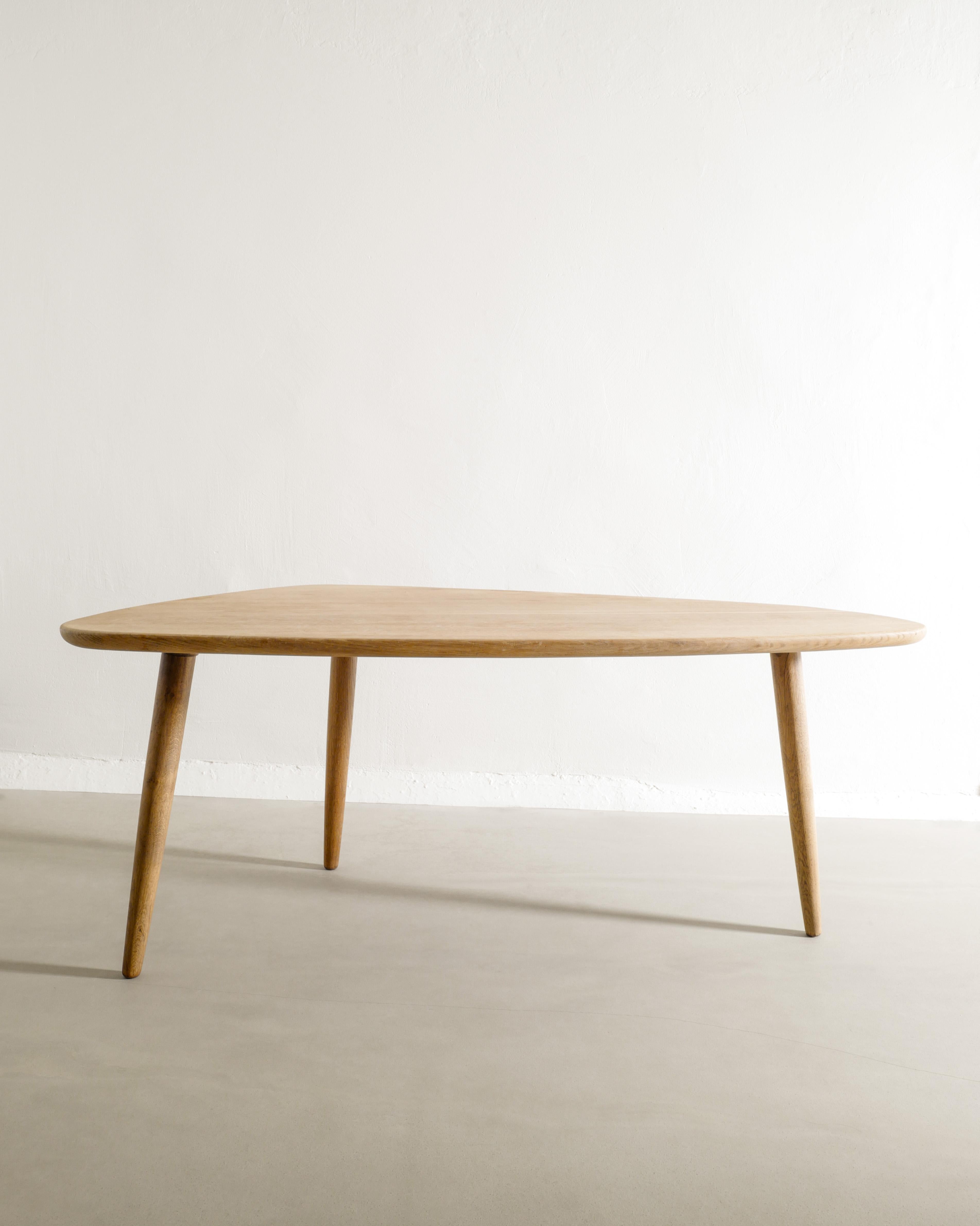 Rare table basse asymétrique danoise du milieu du siècle en bois de chêne produite au Danemark dans les années 1950. En bon état d'origine. 

Dimensions : H : 60 cm / 23.50