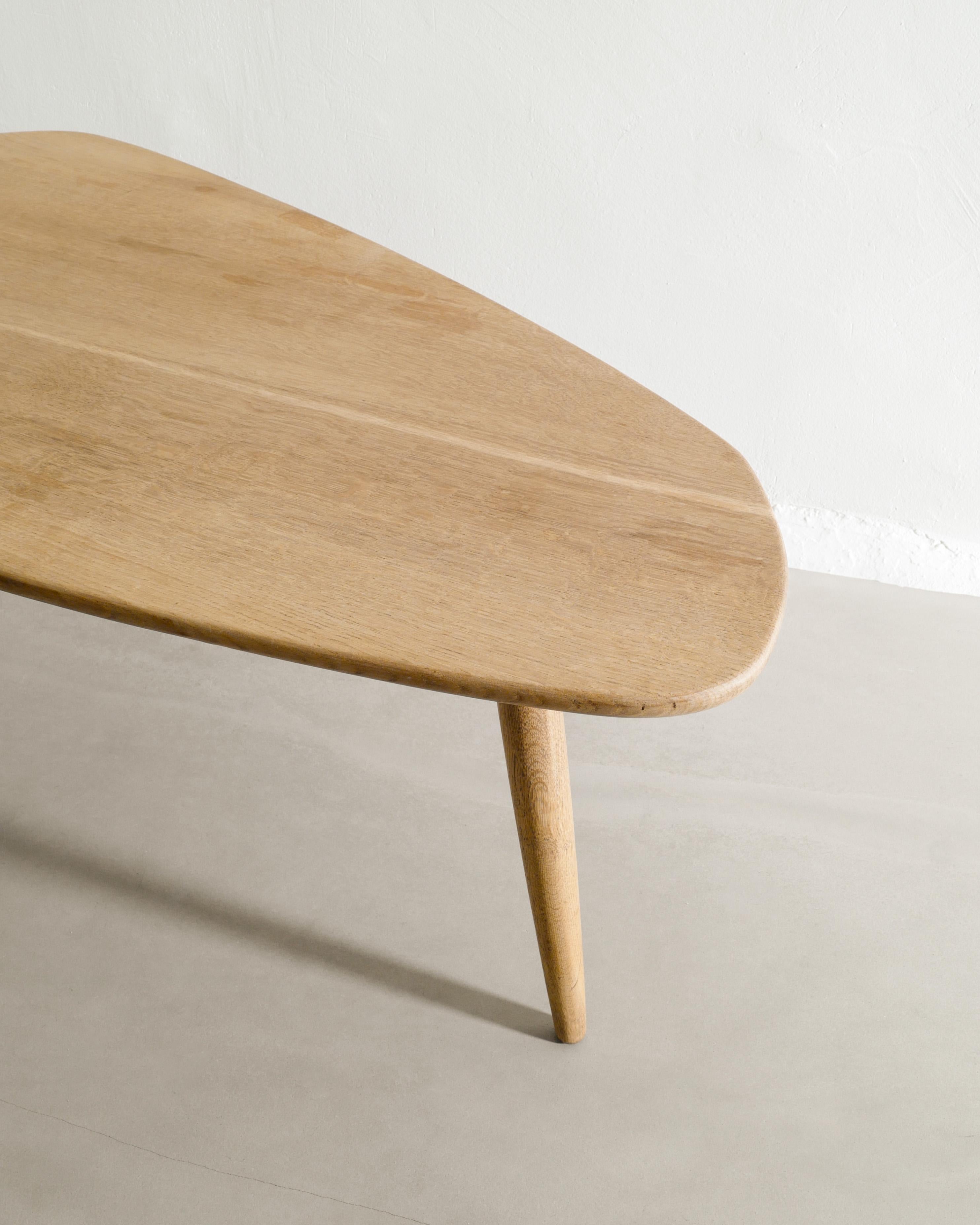 Danois Table basse asymétrique danoise en bois du milieu du siècle en Oak Produced, années 1950 en vente