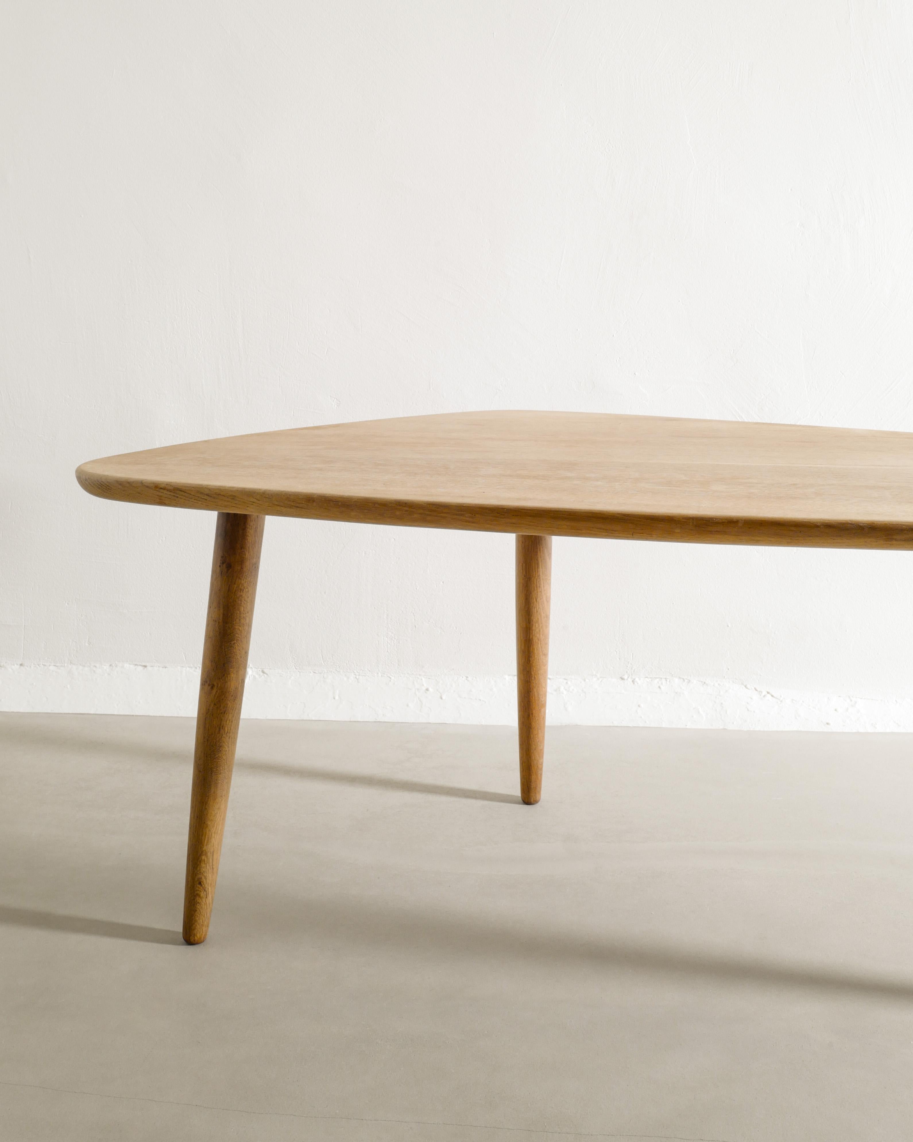 Table basse asymétrique danoise en bois du milieu du siècle en Oak Produced, années 1950 Bon état - En vente à Stockholm, SE