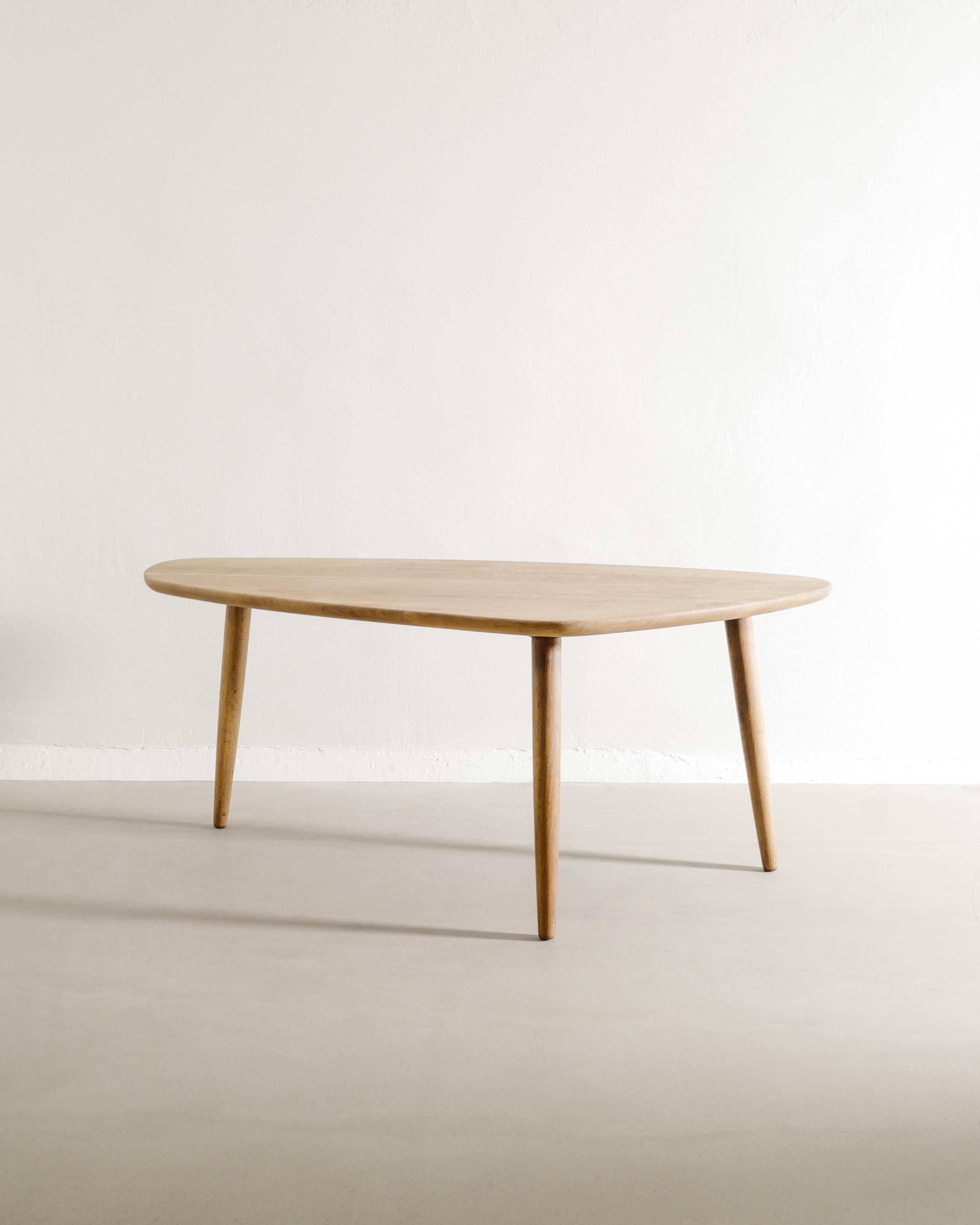 Milieu du XXe siècle Table basse asymétrique danoise en bois du milieu du siècle en Oak Produced, années 1950 en vente