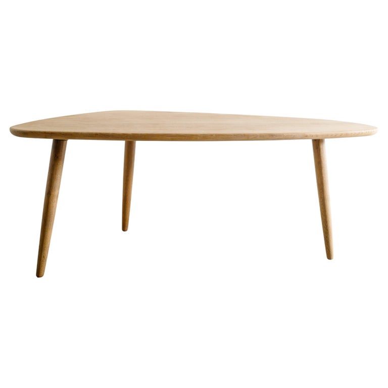 Dänischer asymmetrischer Couchtisch aus Holz aus der Mitte des Jahrhunderts aus Eiche, hergestellt, 1950er Jahre im Angebot bei 1stDibs Deutschland