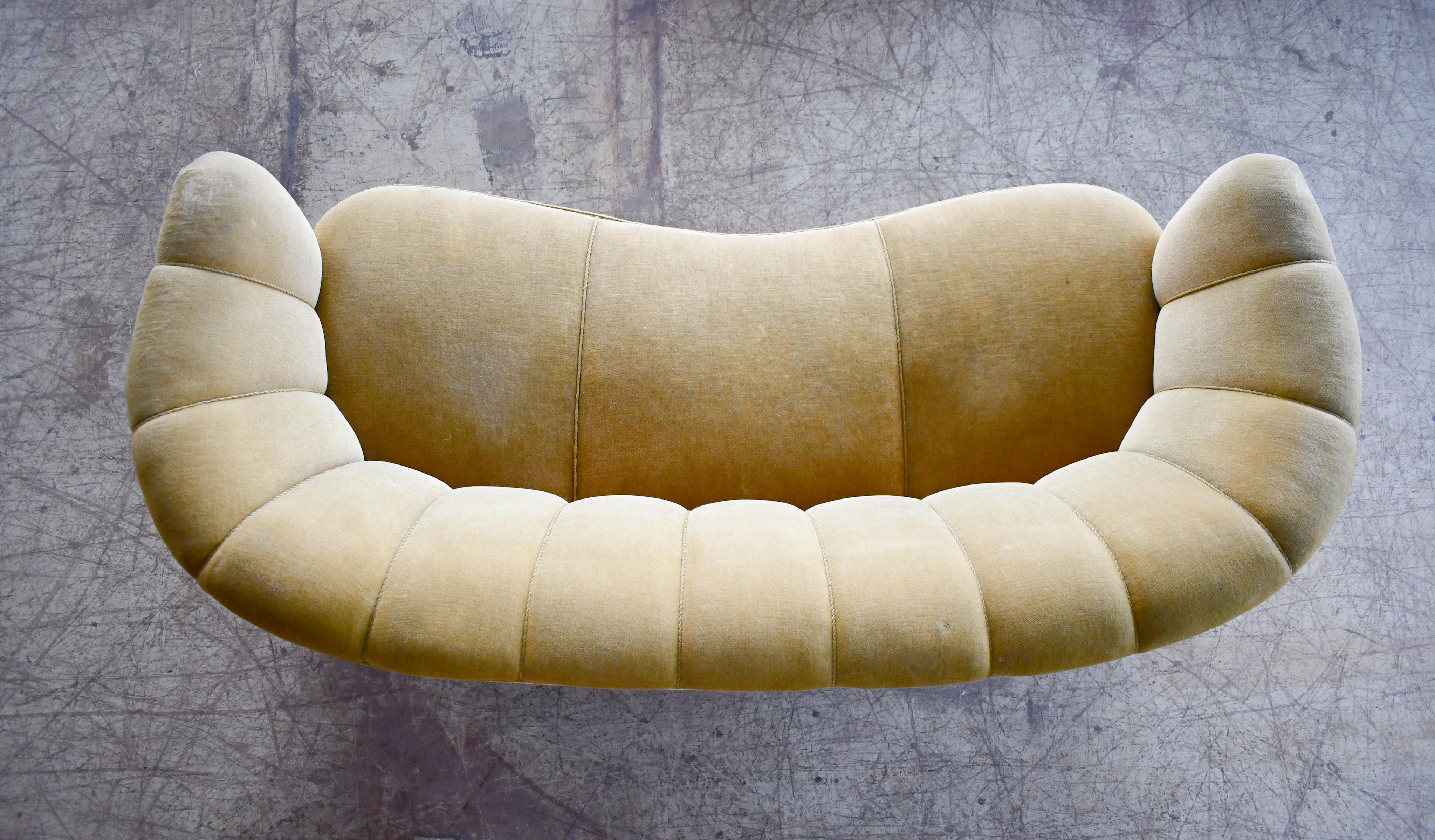 Danish Banana Form Curved Sofa in Original Golden Green Mohair, 1940s In Good Condition In Bridgeport, CT