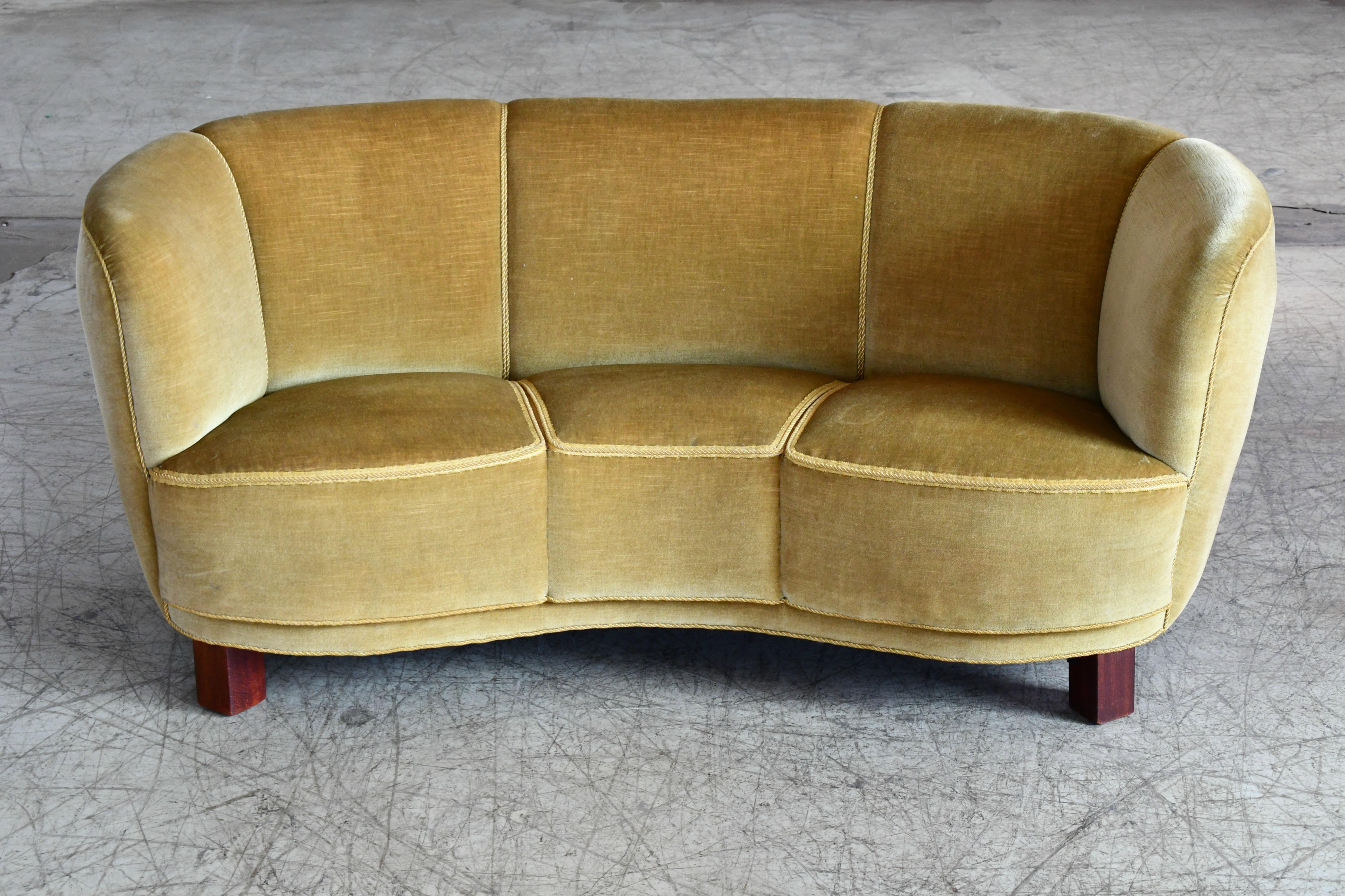 Danish Banana Form Curved Sofa in Original Green Mohair, 1940s In Good Condition In Bridgeport, CT