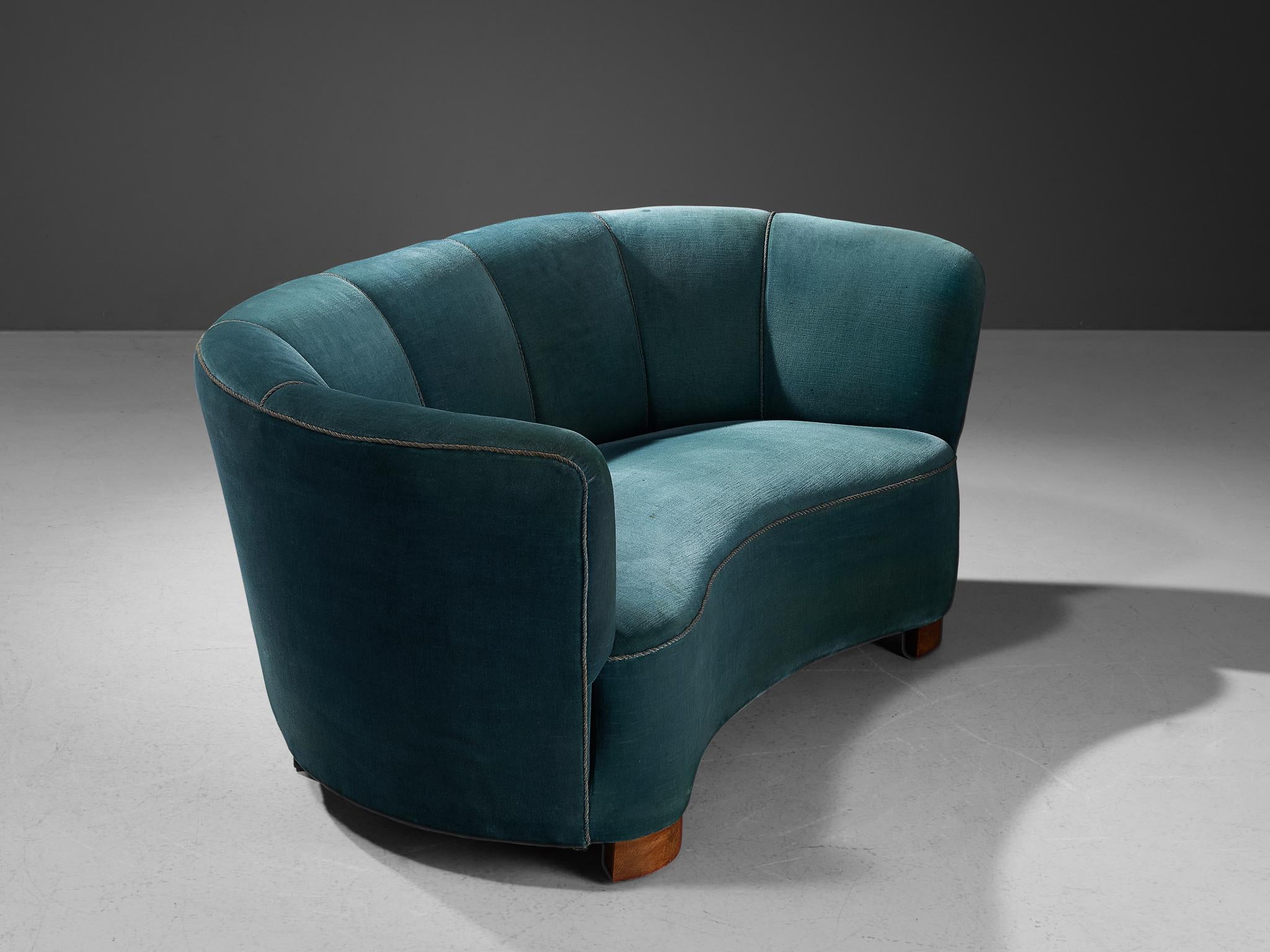 Banana sofa, velvet, wood, Denmark, 1940s

This voluptuous sofa is based on a solid construction of round shapes and curvaceous lines. The seating area and the backrest are organically shaped and together with the absence of strict angles, the sofa