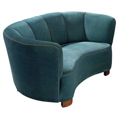 Divano Danish Banana con rivestimento in velluto blu