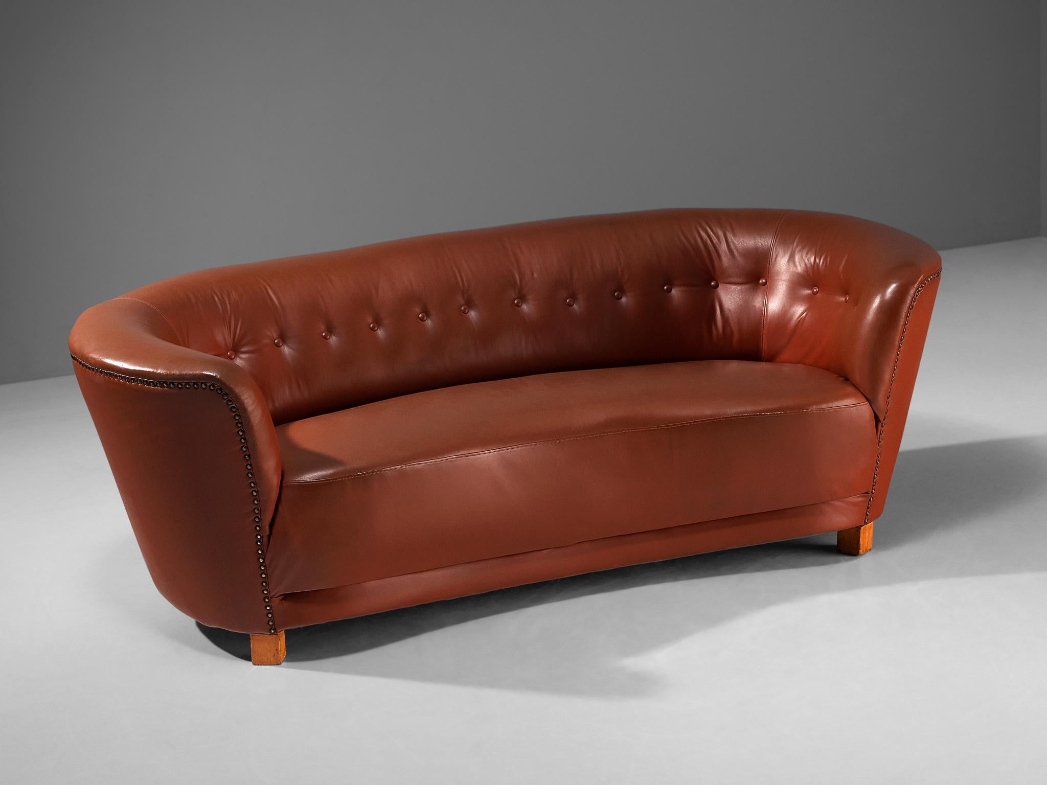 Bananensofa, Leder, gebeiztes Holz, Messing, Dänemark, 1950er Jahre

Dieses üppige Sofa basiert auf einer soliden Konstruktion aus runden Formen und geschwungenen Linien. Die Sitzfläche und die Rückenlehne sind organisch geformt und zusammen mit dem