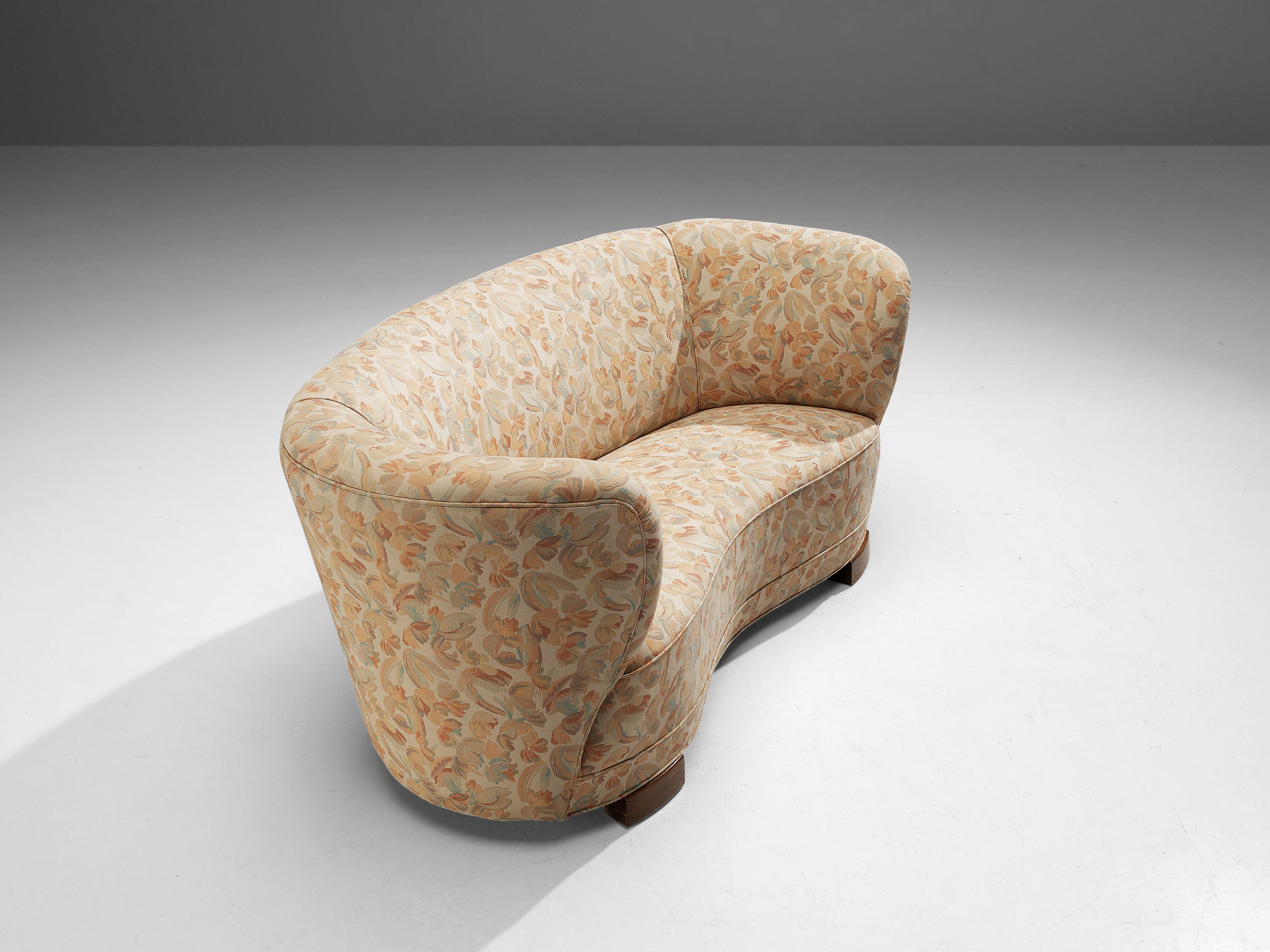 Curved sofa, floral fabric, wood, Denmark, 1950s

This voluptuous sofa is executed with wooden legs and a floral fabric. The sofa has a high lined and curved back, while the backrest is horizontal straight and flows over into the bulky armrests.