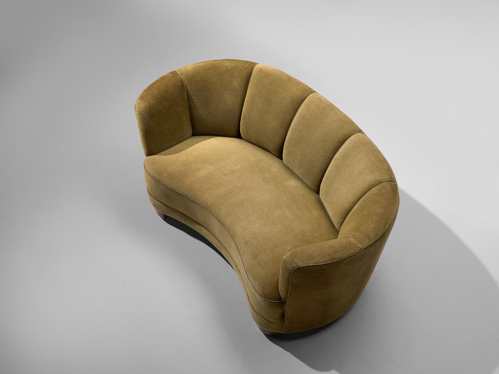 Curved settee, green fabric, oak, Denmark, 1940s

This voluptuous sofa is executed with wooden legs and a soft green fabric. The sofa shows a curved back, while the backrest is horizontal straight and flows over into the bulky armrests. The sofa is