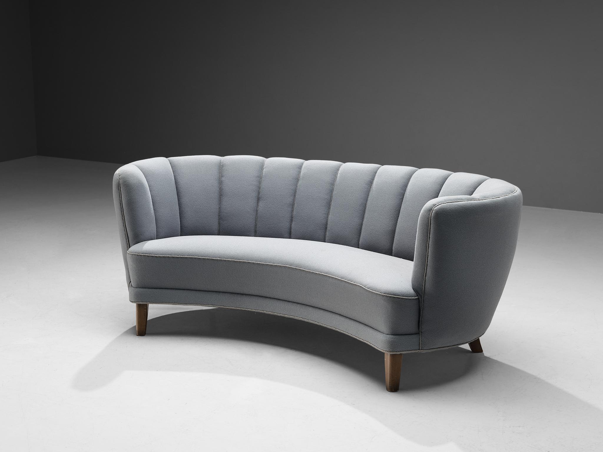 Banana Sofa, Stoff und Eiche, Dänemark, 1950er Jahre.

Dieses wuchtige Sofa basiert auf einer soliden Konstruktion aus runden Formen und geschwungenen Linien. Die Sitzfläche und die Rückenlehne sind organisch geformt und zusammen mit dem Fehlen von