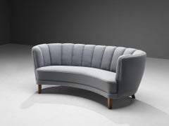 Divano Danish Banana con tappezzeria azzurra e Oak