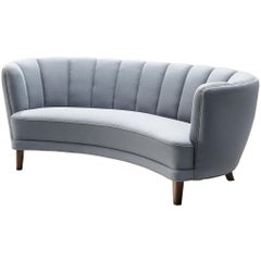 Divano Danish Banana con tappezzeria azzurra e Oak