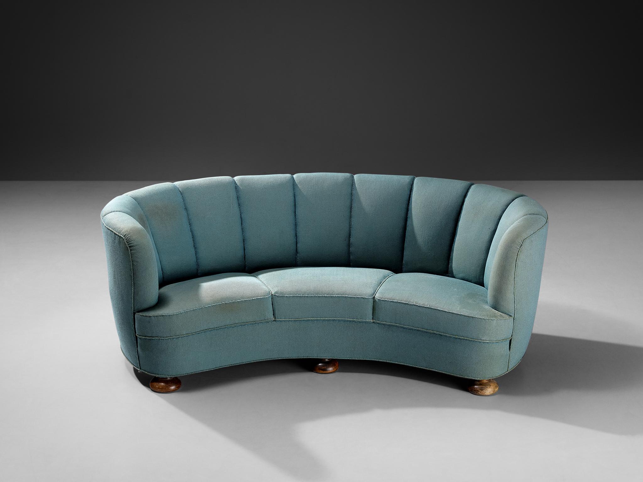 Divano Banana, tessuto, legno tinto, Wood, anni '40

Questo divano voluttuoso si basa su una solida costruzione di forme rotonde e linee sinuose. L'area di seduta e lo schienale hanno una forma organica e, insieme all'assenza di angoli rigidi, il