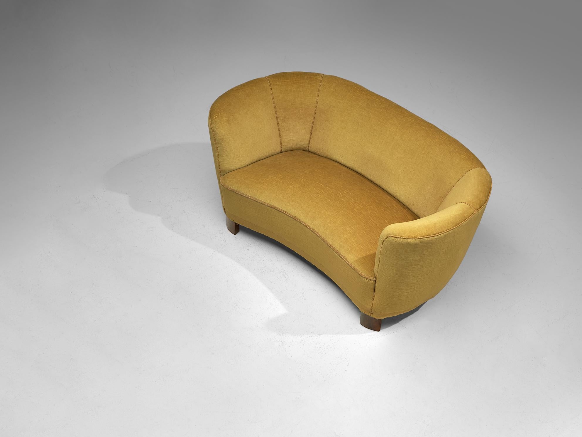Sofa, velvet, wood, Denmark, 1940s

This voluptuous sofa is based on a solid construction of round shapes and curvaceous lines. The seating area and the backrest are organically shaped and together with the absence of strict angles, the sofa attains