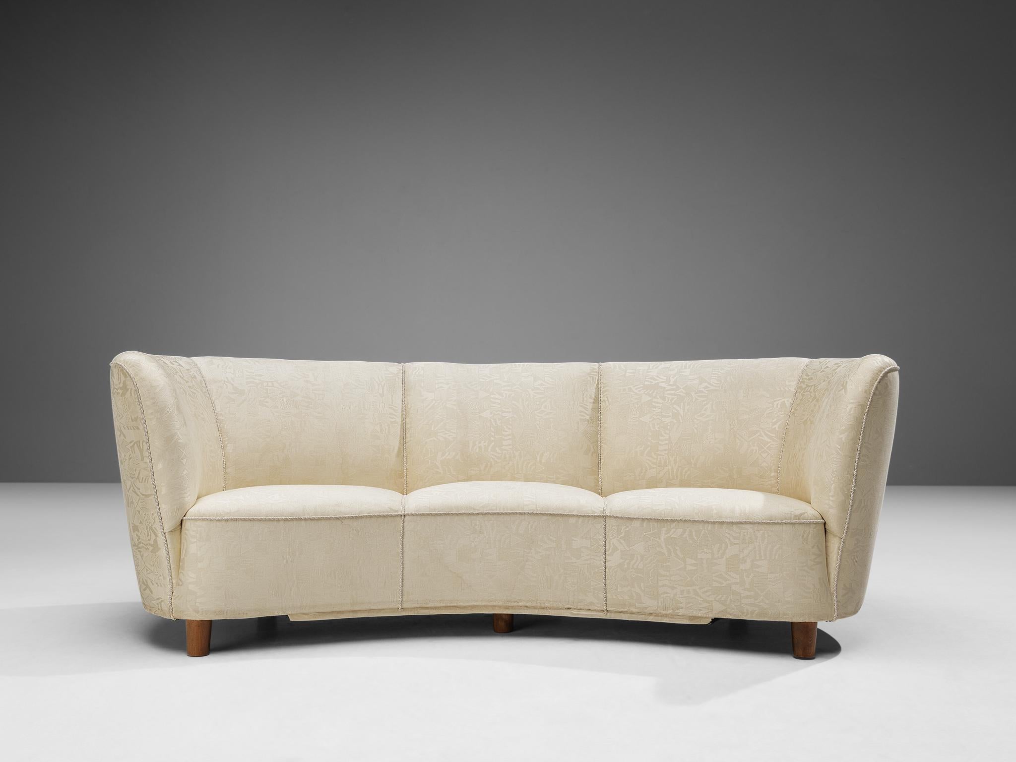 Bananensofa, cremefarbener Bezug, Holzbeine, Dänemark, 1940er Jahre.

Dieses üppige Sofa ist in einem wunderschönen cremefarbenen Stoff mit einem besonderen Muster ausgeführt. Das Sofa hat einen hochgezogenen und geschwungenen Rücken, während die