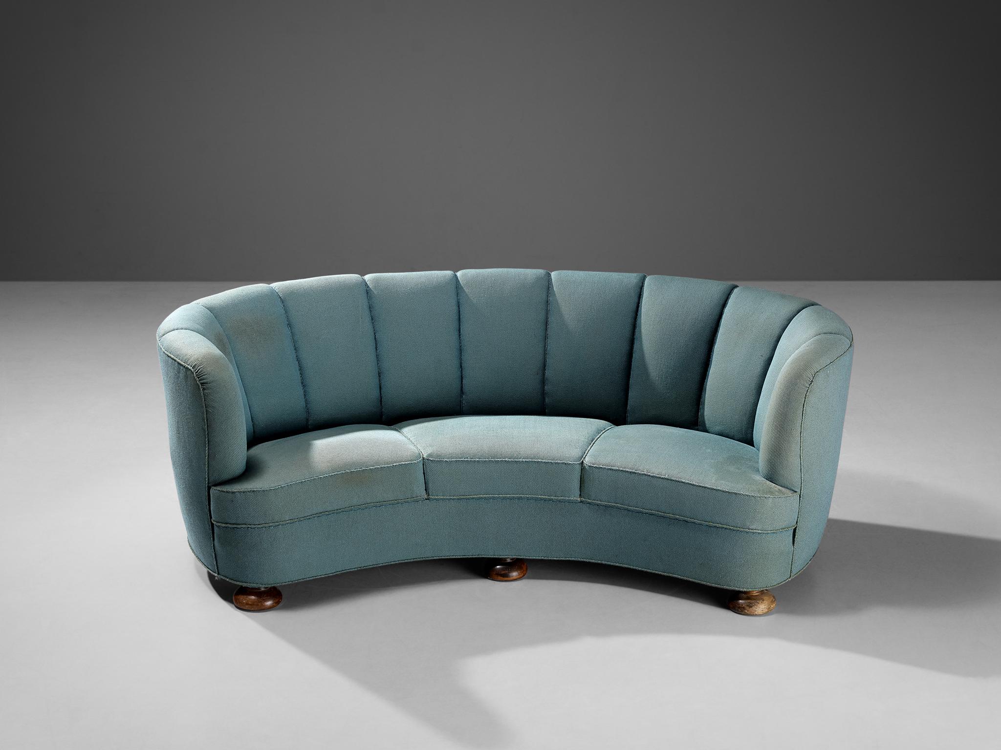 Bananensofa, Stoff, gebeiztes Holz, Dänemark, 1940er Jahre

Dieses üppige Sofa basiert auf einer soliden Konstruktion aus runden Formen und geschwungenen Linien. Die Sitzfläche und die Rückenlehne sind organisch geformt und zusammen mit dem Fehlen