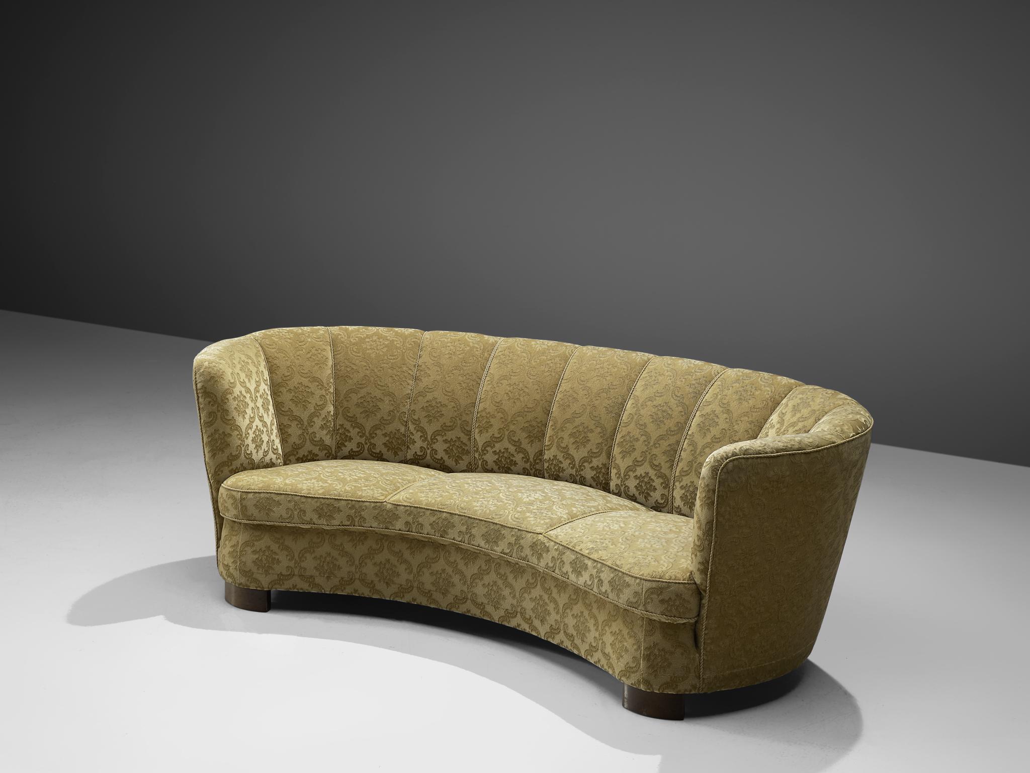 Curved settee, green fabric and oak, Denmark, 1940s

This voluptuous sofa is executed with wooden legs and a green Classic patterned velvet. The sofa has a high lined and curved back, while the backrest is horizontal straight and flows over into the
