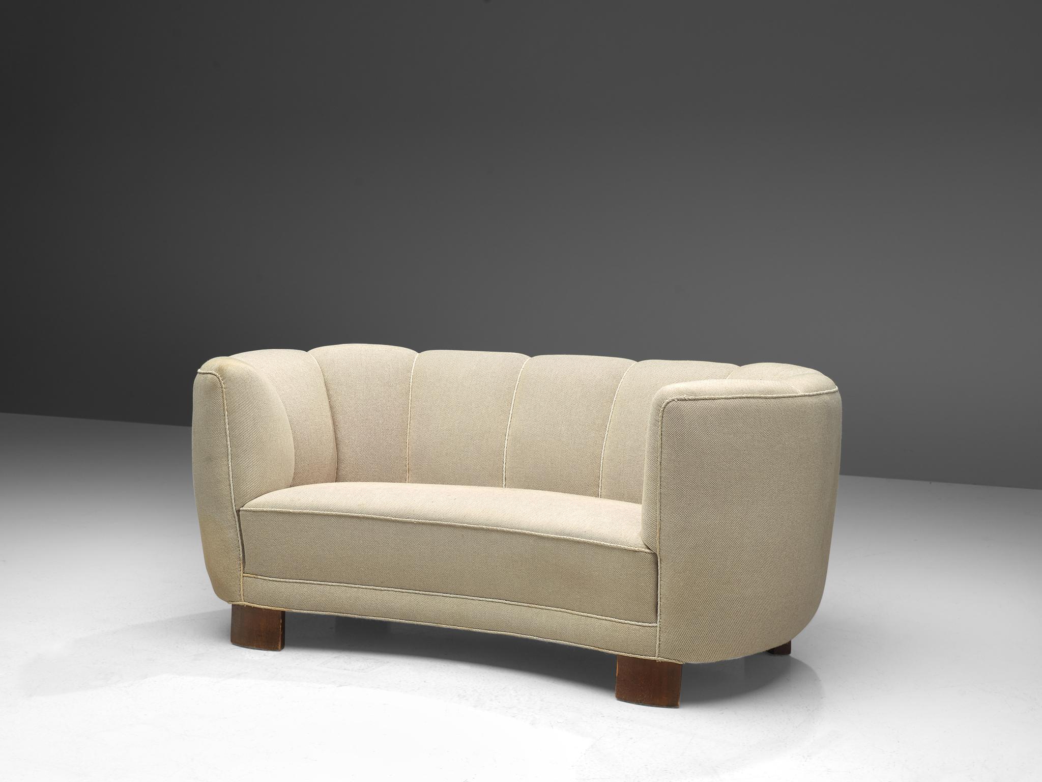Curved settee, white fabric and oak, Denmark, 1940s

This voluptuous canapé is executed with wooden legs and a white fabric. The sofa has a high lined and curved back, while the backrest is horizontal straight and flows over into the bulky