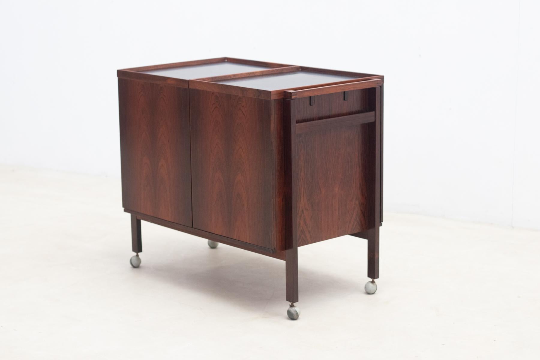 Mid-century rosewood expanding drinks trolley/bar cart, designed by Niels Erik & Glasdam Jensen for Vantinge Møbelindustri in Denmark during the 1960s,. 
The cart features a practical divided inset black laminate top and a discreet yet efficient