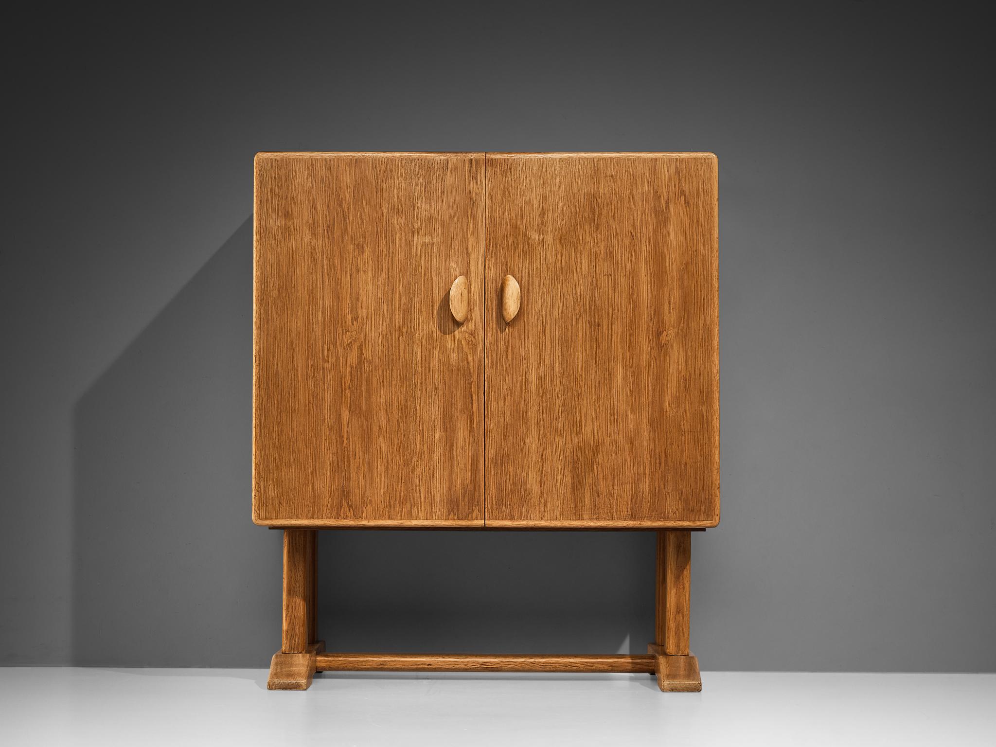 Mid-Century moderno Mobile bar danese in Oak massiccio in vendita