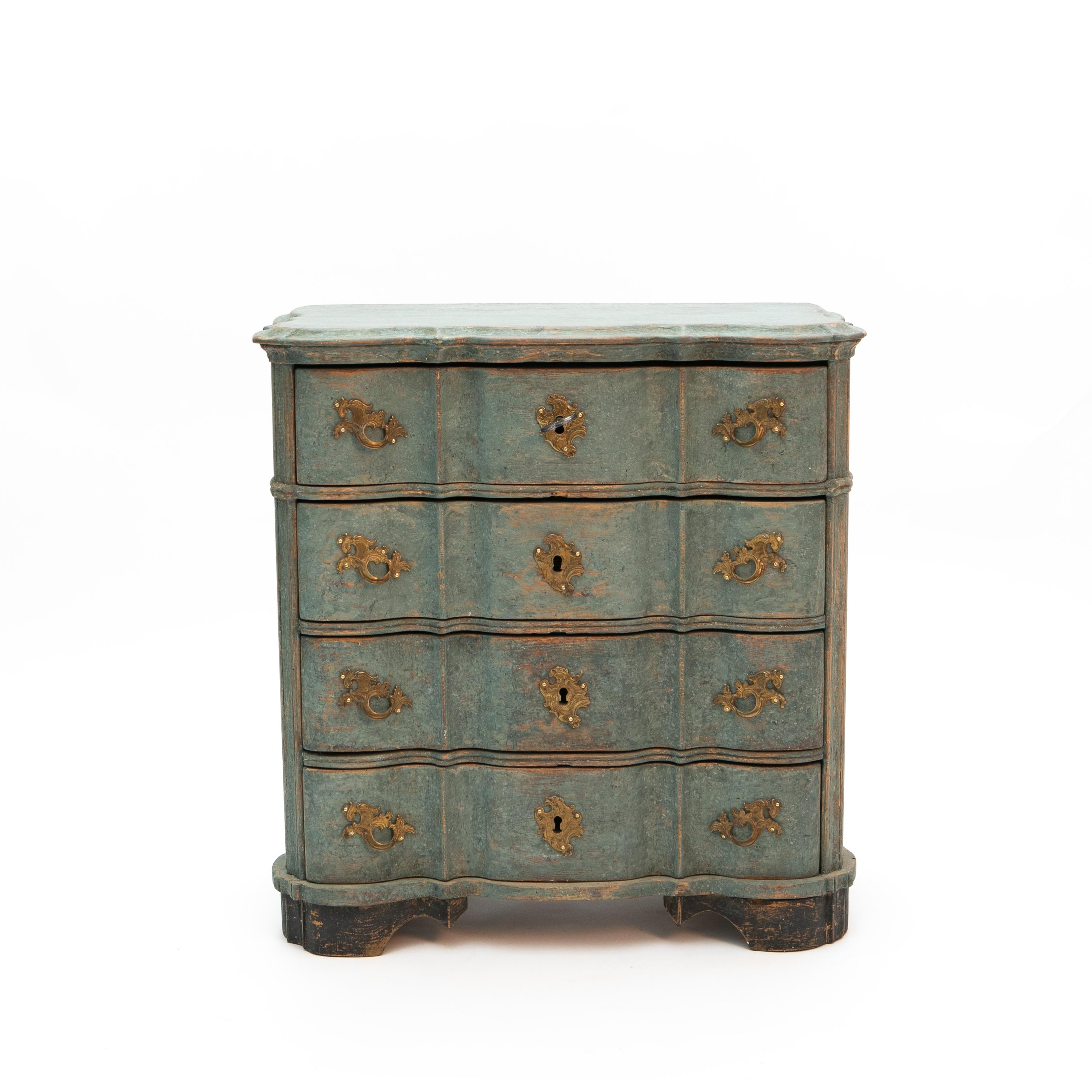 Danish baroque period 4 drawers chest scraped, to reveal layers of its original light blue paint and wonderful patina.
Moulded edge top above a front with beautifully carved serpentine drawers with original locks and key. Fitted with carrying