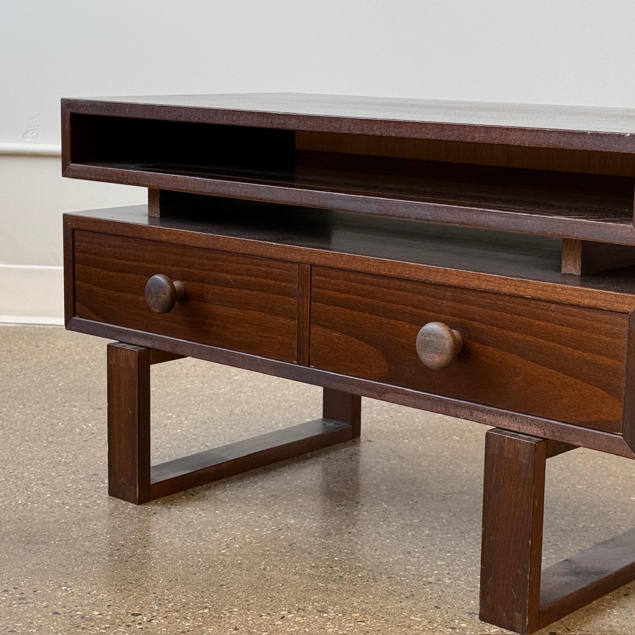 Mid-Century Modern Console flottante danoise en hêtre bas en vente