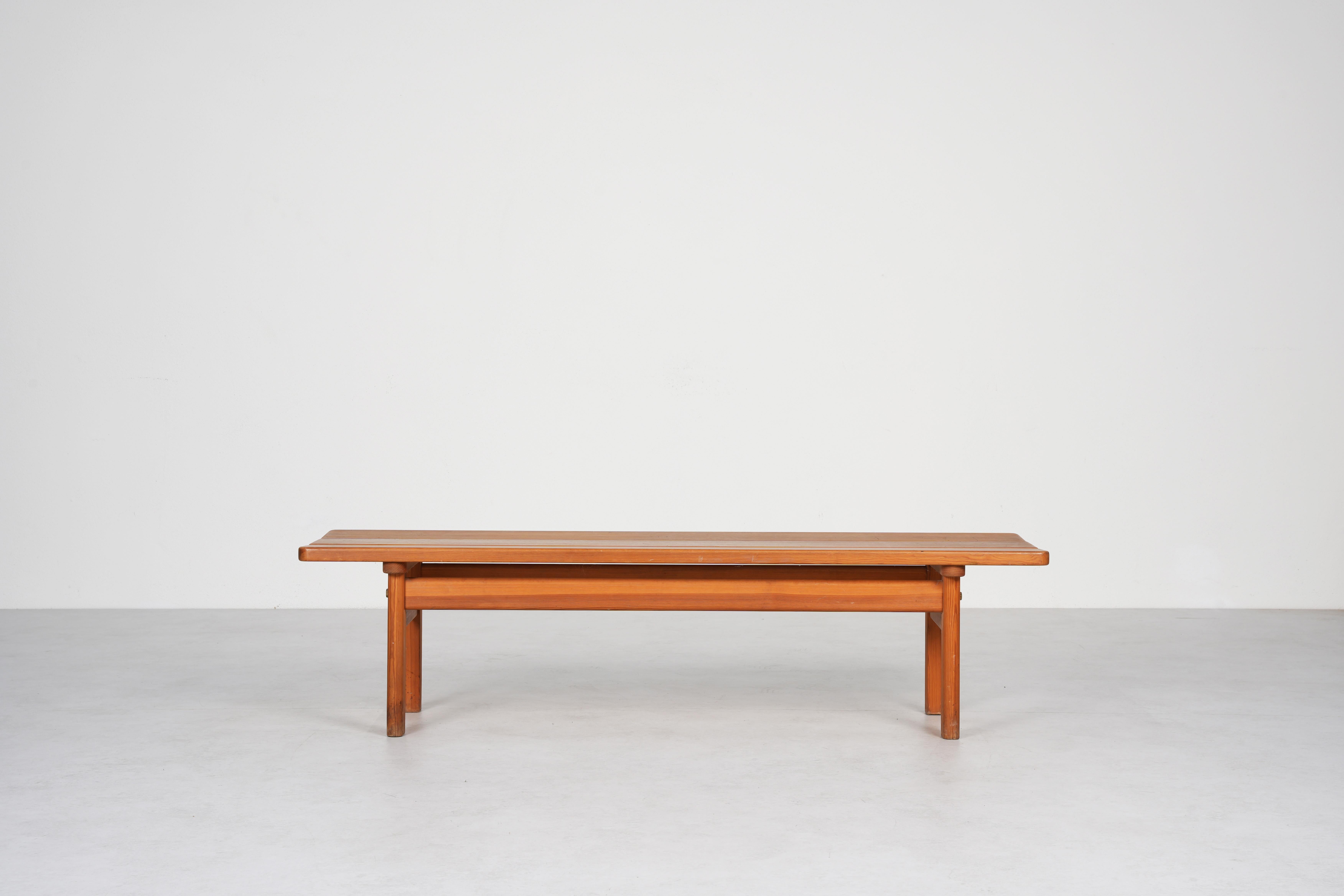 Questa panchina minimalista ma espressiva è stata progettata negli anni '70 dal famoso designer danese Børge Mogensen. Il modello 