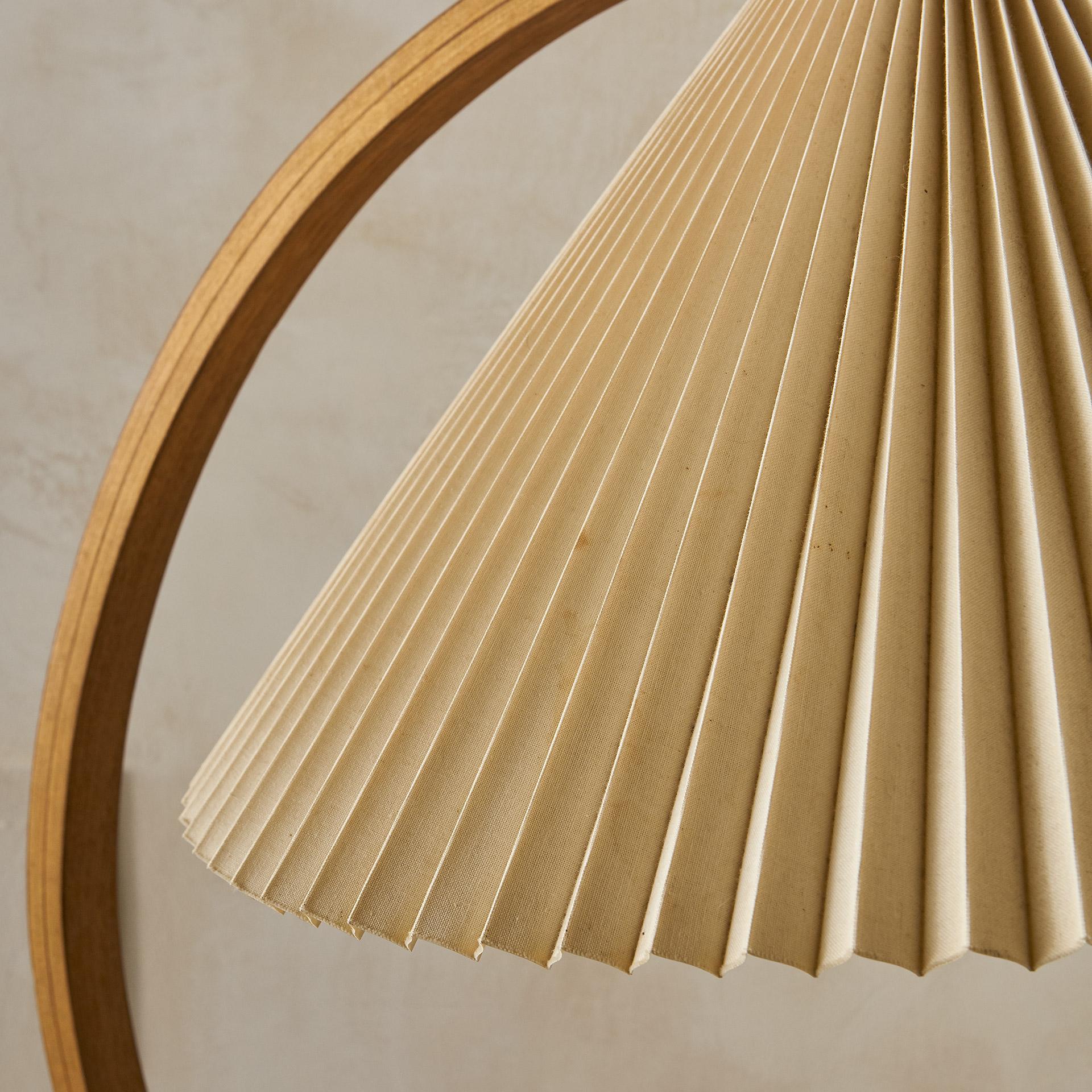 A Danish bentwood floor lamp designed in the 1970s for Caprani of Denmark. Featuring the original pleated shade; a C shaped metal base, a gorgeous bentwood wooden frame and a floor switch.