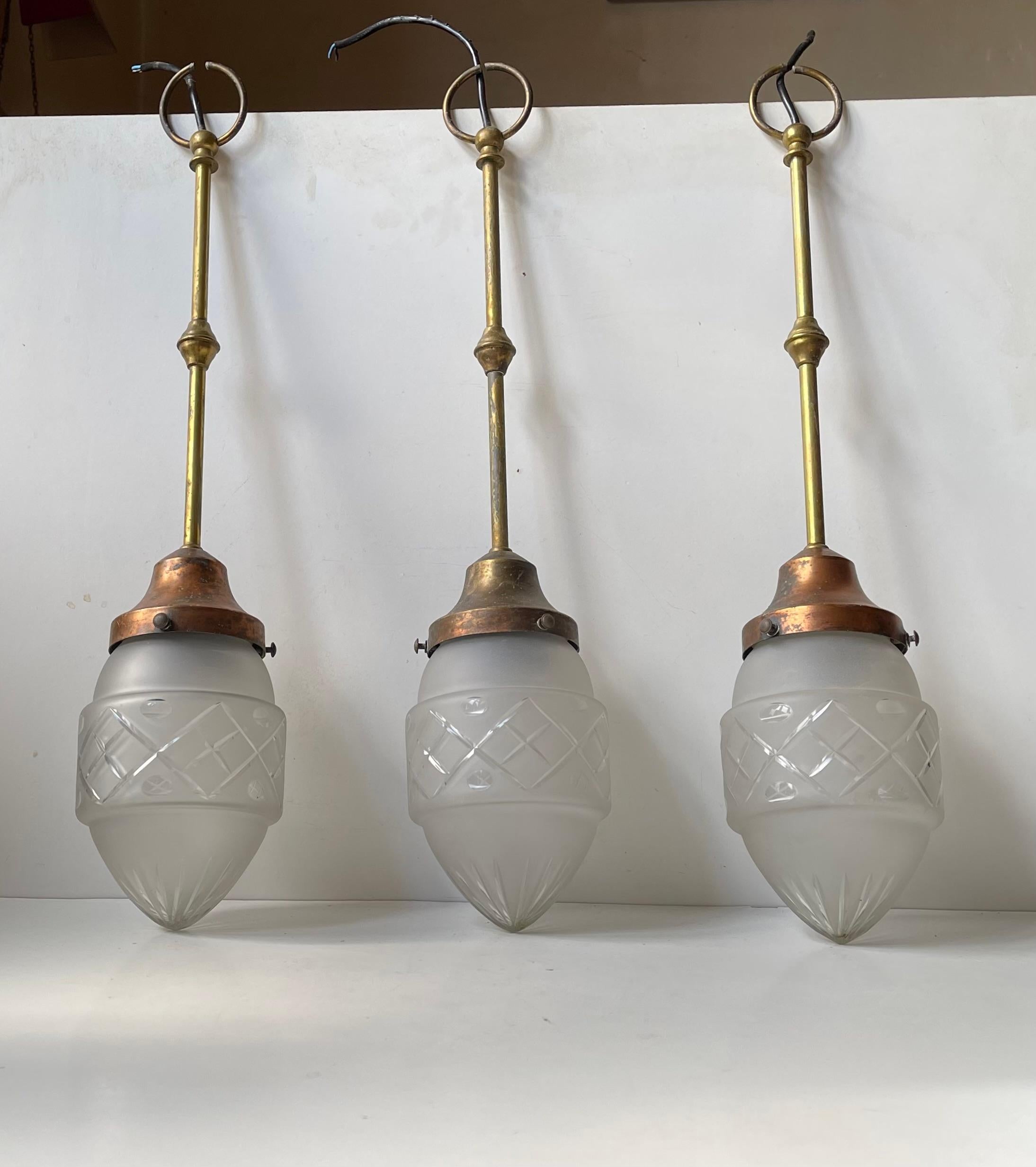 Juego de 3 lámparas colgantes de granada de los años 20, hechas a medida, con largas varillas/tallos de latón y detalles circulares en cada parte superior. Soportes de pantalla de cobre patinado de época con prácticos tornillos de dedo y, por