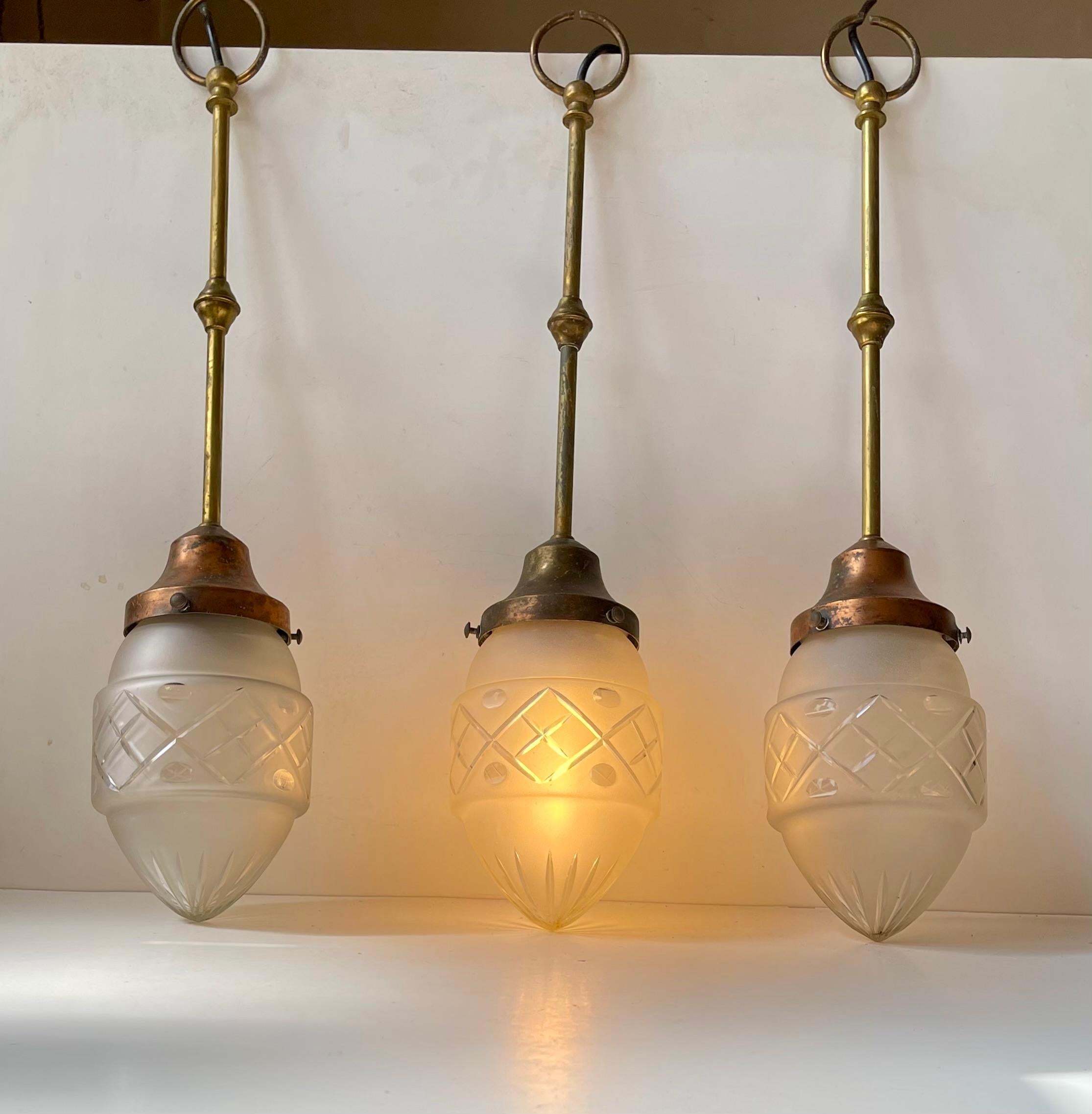 Lámparas colgantes Art Decó danesas de cobre y cristal grabado, años 20 Danés en venta