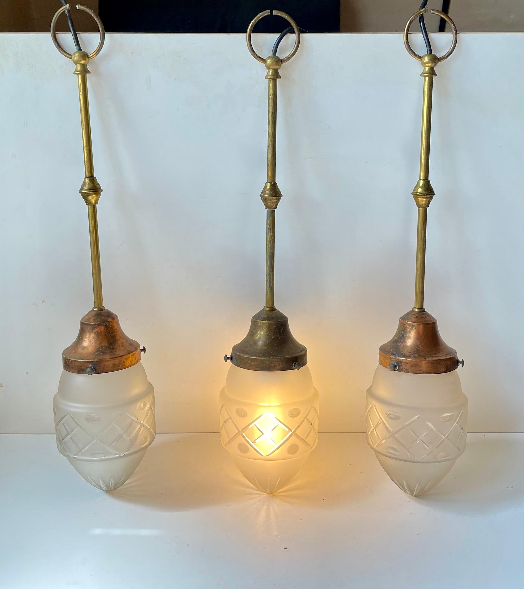 Lámparas colgantes Art Decó danesas de cobre y cristal grabado, años 20 Grabado en venta