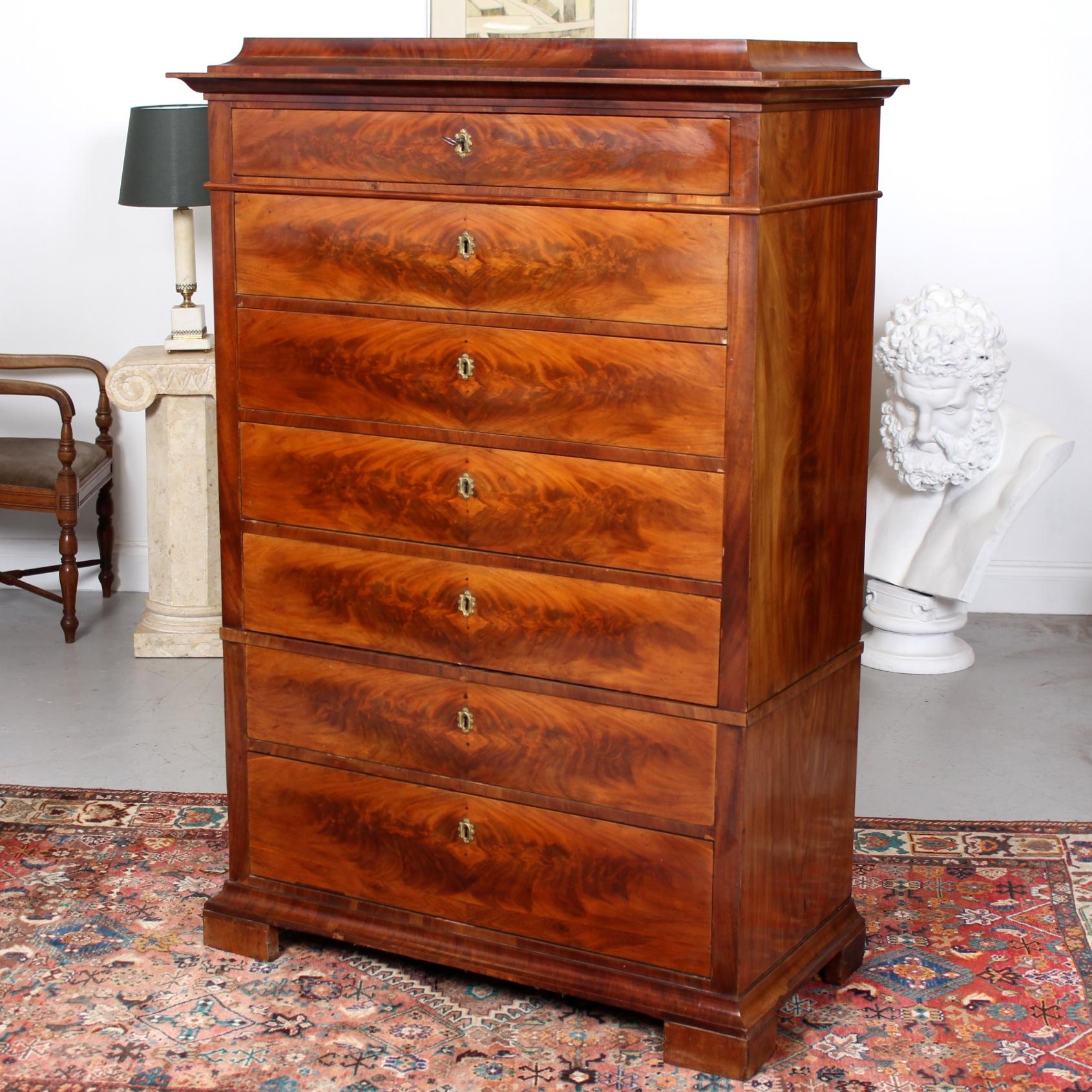 An impressive 19th century Danish Biedermeier semainier tallboy chest of drawers.

Boasting fine quality flamed mahogany marquetry work throughout.

The top with the distinctive Biedermeier pagoda top above seven long graduated drawers with oak