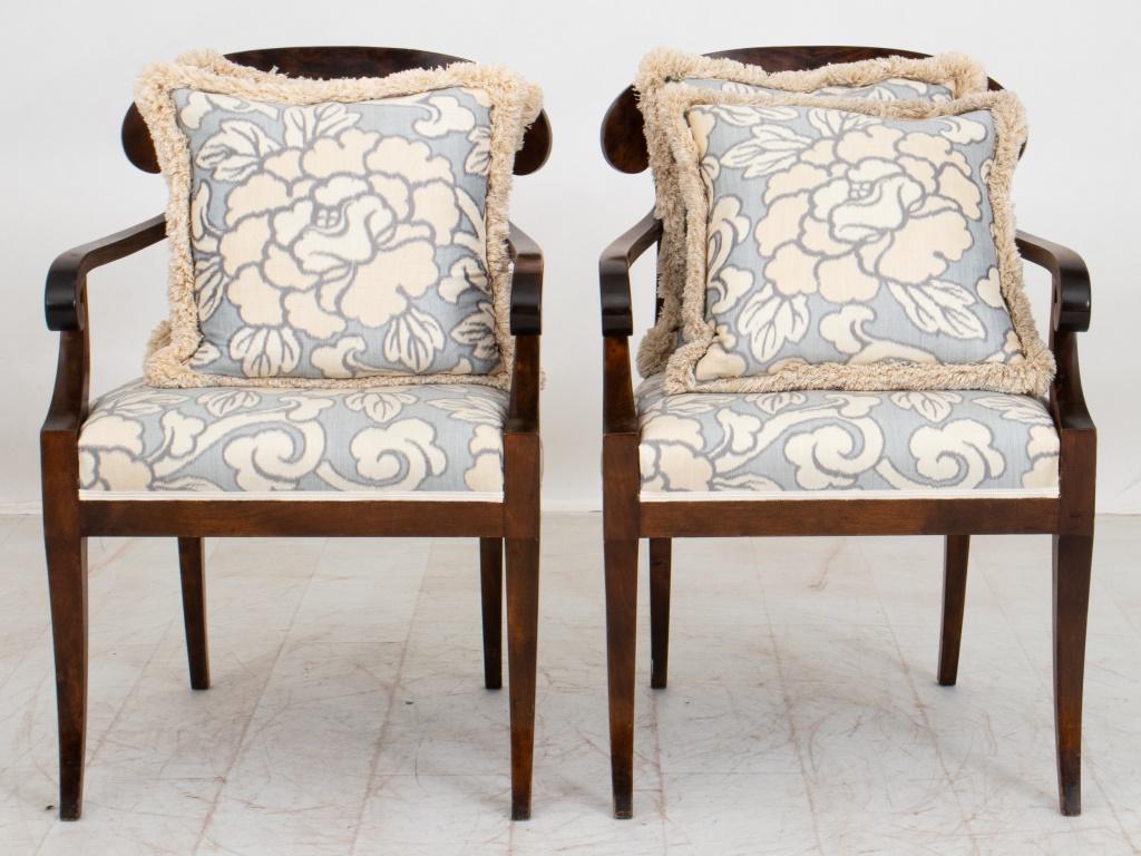Set di quattro sedie danesi Biedermeier Revival in betulla colorata, composto da due poltrone e due sedie laterali, XX secolo. Poltrona: 35,5