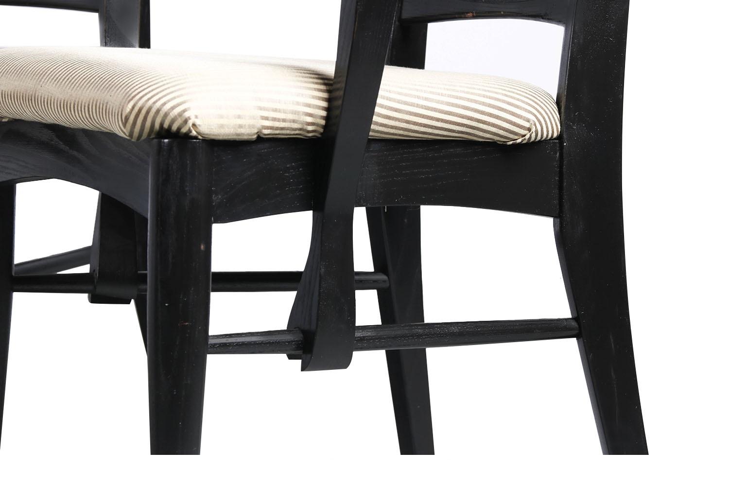 Un ensemble exceptionnel de quatre chaises de salle à manger aux cadres noirs, conçu par Niels Koefoed pour Koefoeds Hornslet, modèle 