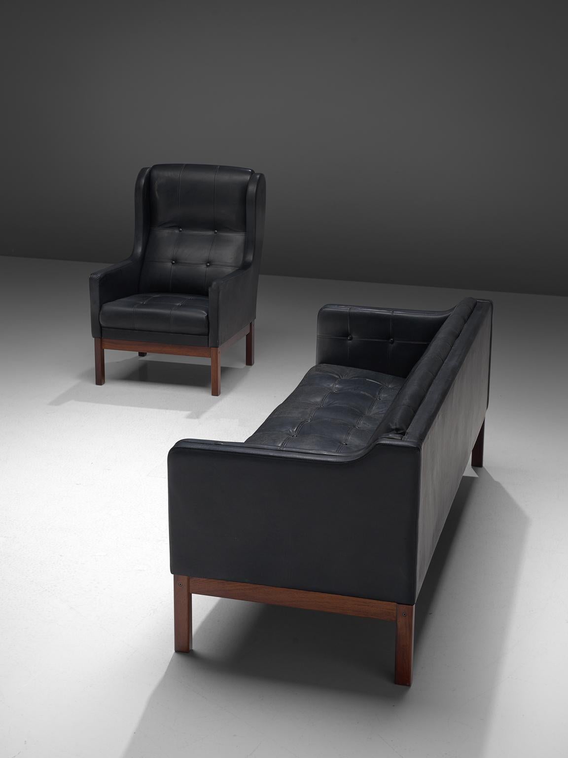 Pastoe, living room set, leather and rosewood, Denmark, 1960s

Classic and decent living room set manufactured by Pastoe in the 1960s. The set consists of a lounge chair and a three-seat sofa. The rosewood frame holds a black leather buttoned