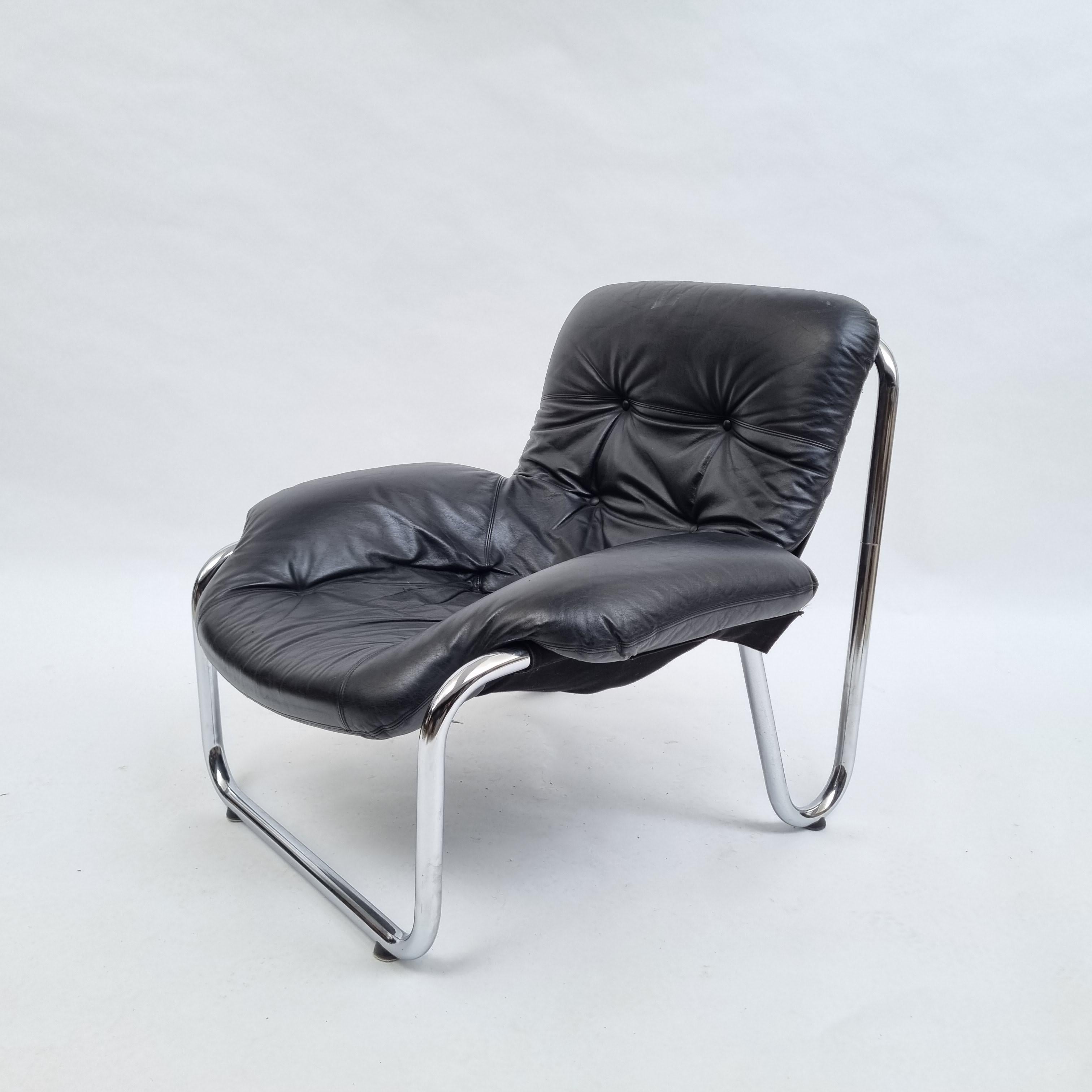 Danish design, lounge chair, leather, original condition. Original black leather in good condition with nice patina. Canvas tied. Armrest of black leather, tubes, chrome steel. Removable pillow. Fits perfectly in a contemporary interior!