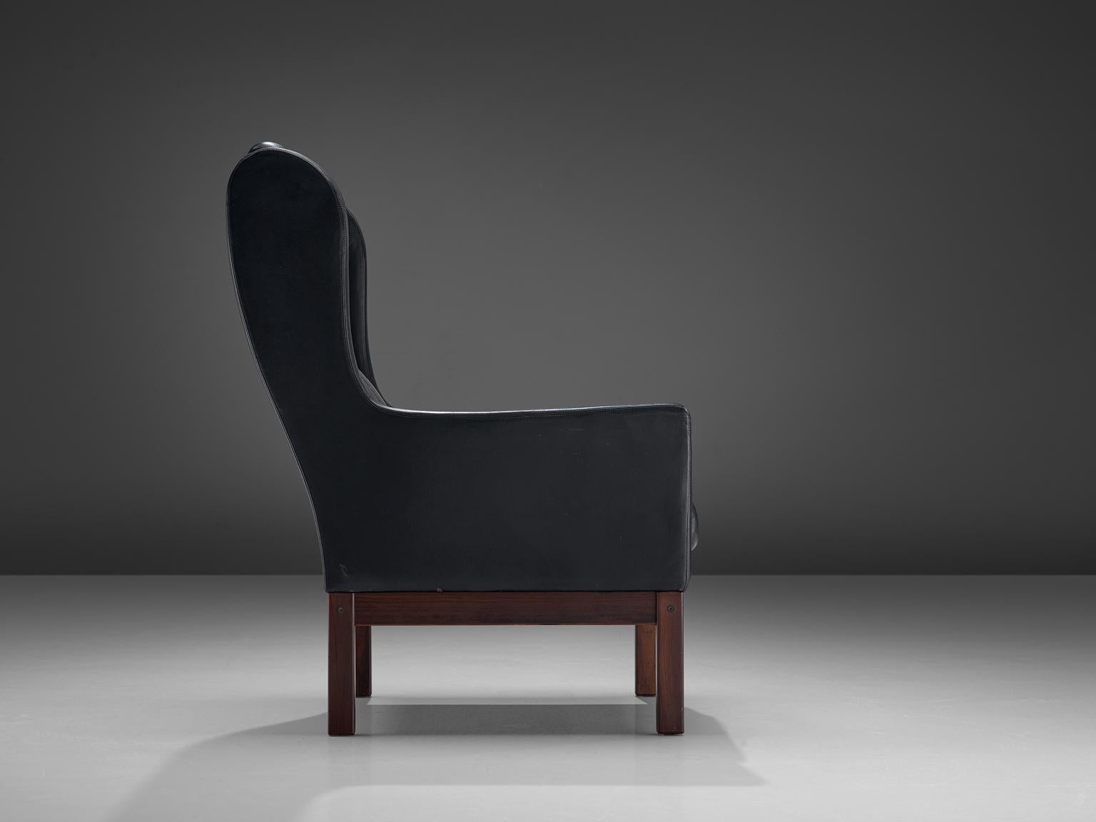 Pastoe, high back chair, leather and rosewood, Denmark, 1960s

Classic and decent lounge chair manufactured by Pastoe in the 1960s. The rosewood frame holds a black leather buttoned body. The chair features a well balanced design, showing strong