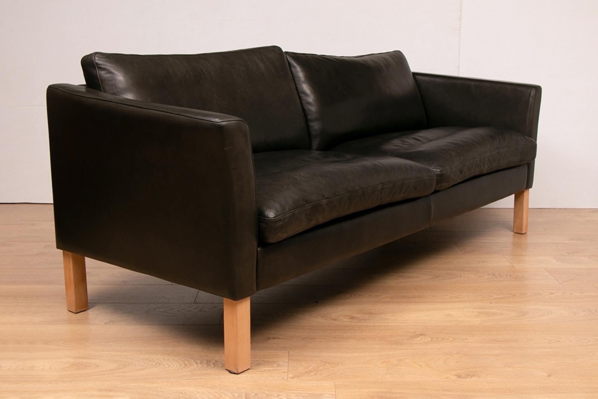 A really good quality Classic Danish black leather sofa by Fritz Hansen for Stouby.
This is incredibly comfortable and the leather is in excellent original condition-home ready.