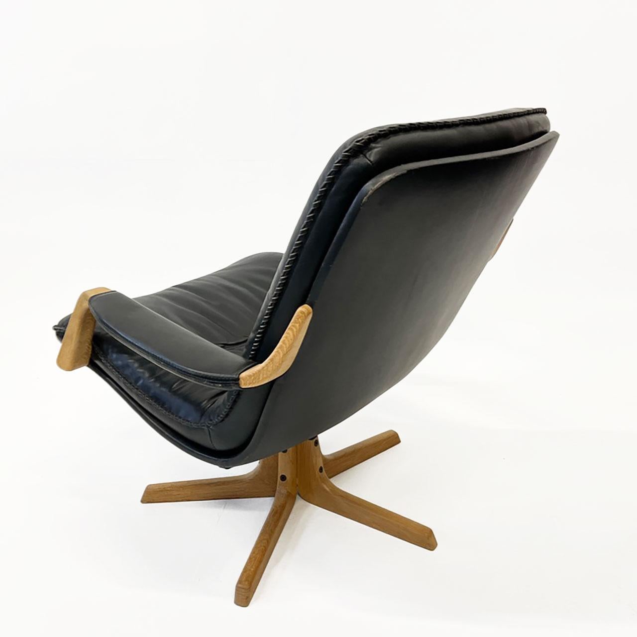 Mid-Century Modern Danish Black Leather Swivel Chair from Berg Furniture, Denmark 1970s For Sale