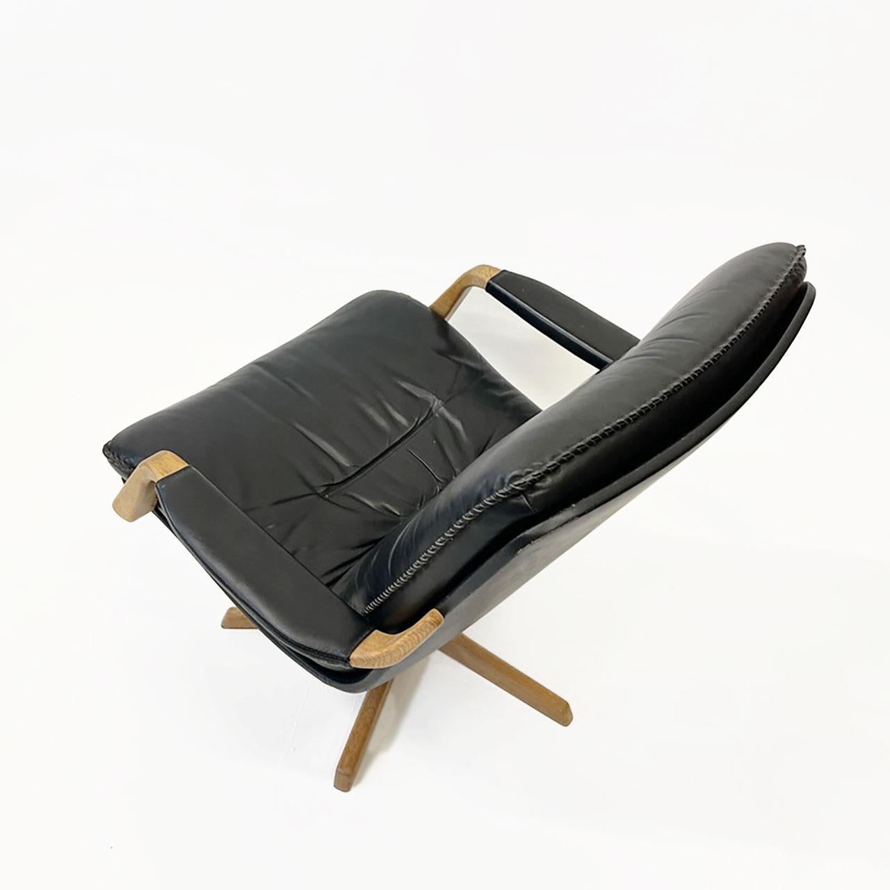 Danish Black Leather Swivel Chair from Berg Furniture, Denmark 1970s In Good Condition For Sale In Lambertville, NJ