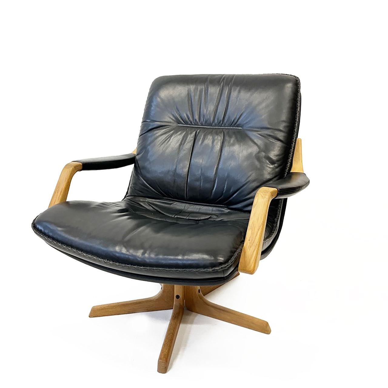 Chaise pivotante danoise en cuir noir de Berg Furniture, Danemark, années 1970 Bon état - En vente à Lambertville, NJ
