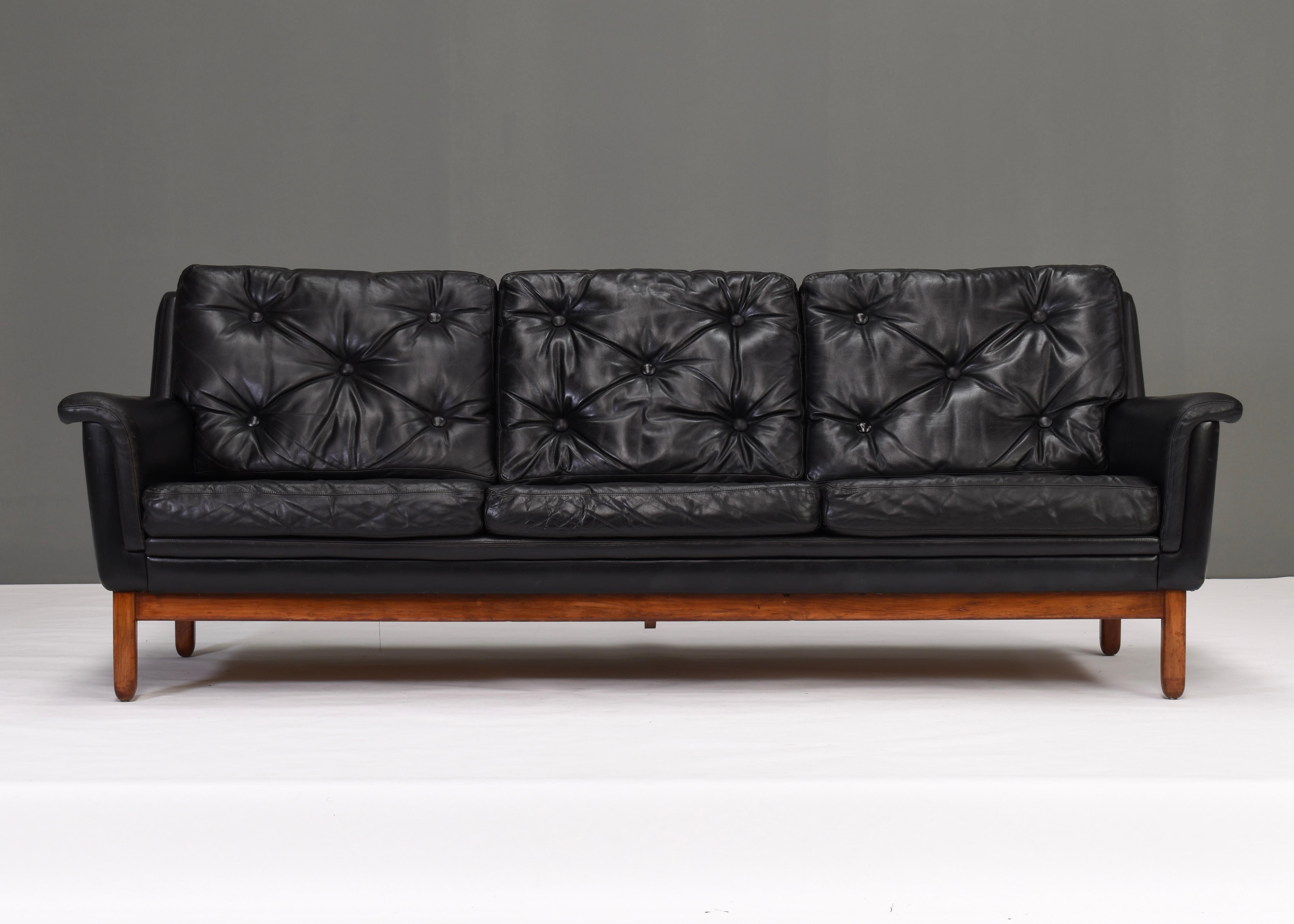 Vintage Scandinavian sofa in beautiful capitunated black leather, Denmark – circa 1950-1960.

Designer: attributed to Hans Olsen

Model: 3-seat sofa

Country: Denmark

Period: 1950s-1960s

Material: Black leather / stained beech