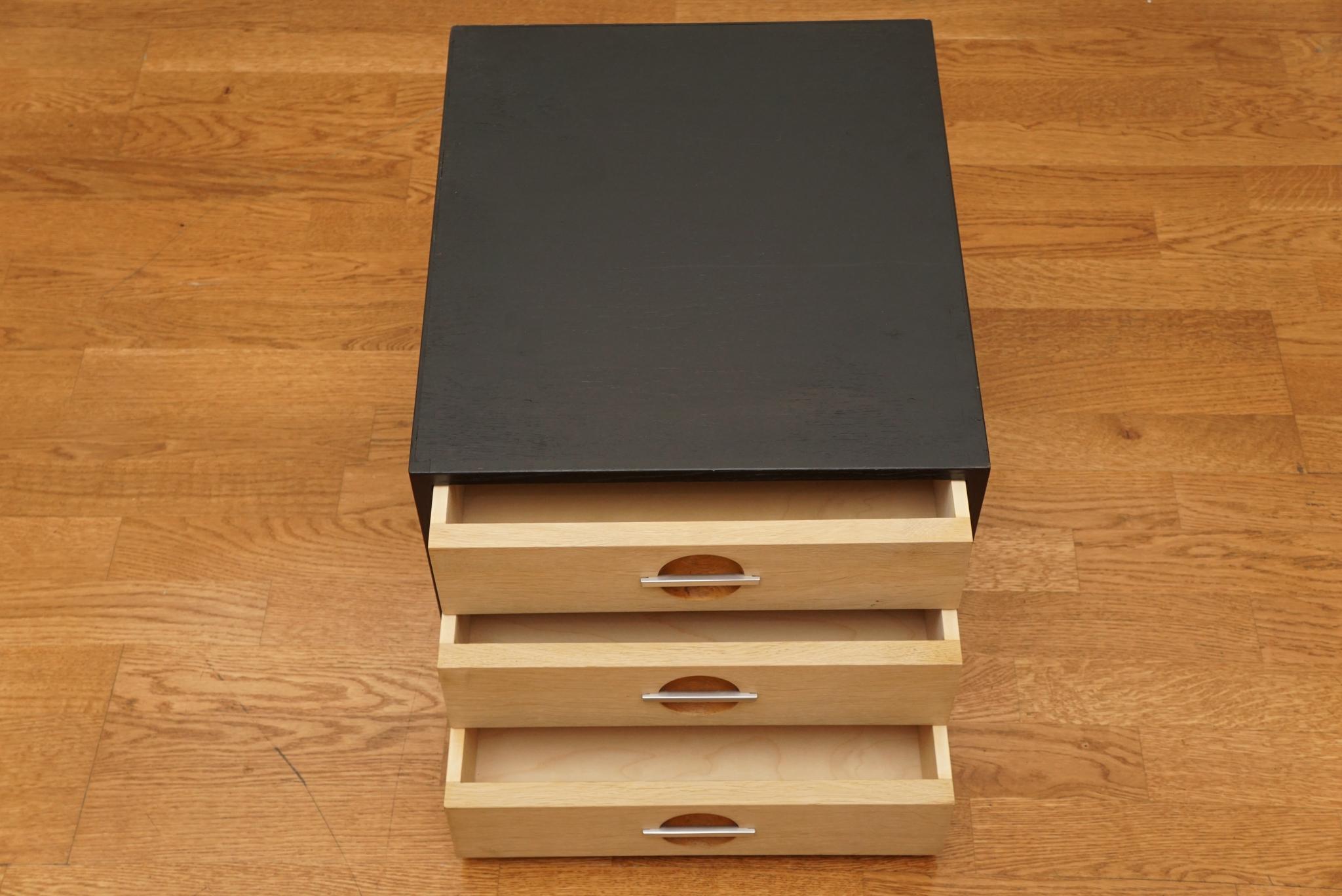 Petit meuble à trois tiroirs conçu par Hans Wegner pour Johannes Hansen. Les tiroirs sont en chrome poli.