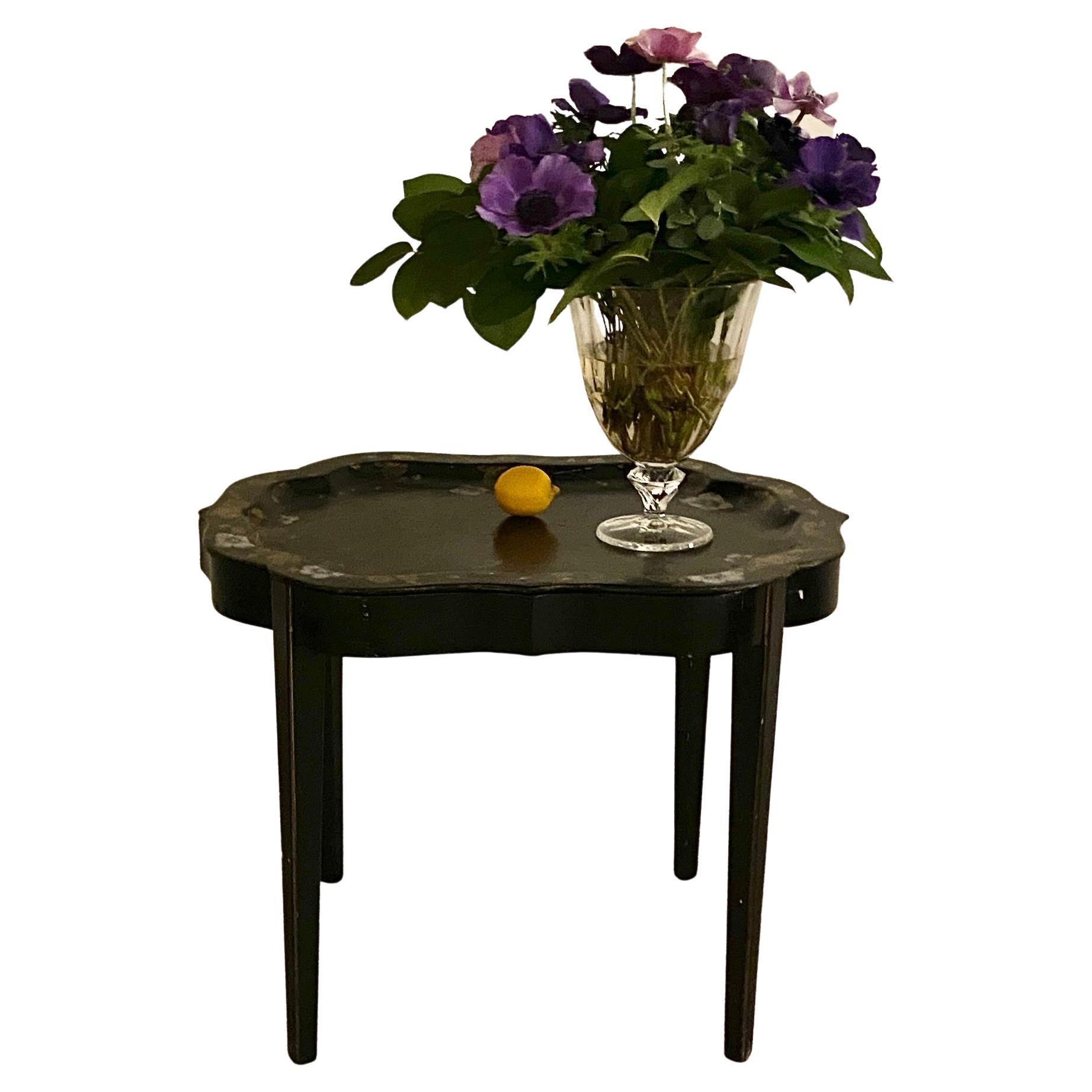 Table basse danoise peinte en noir et décorée de fleurs, vers les années 1920 Bon état - En vente à Haddonfield, NJ
