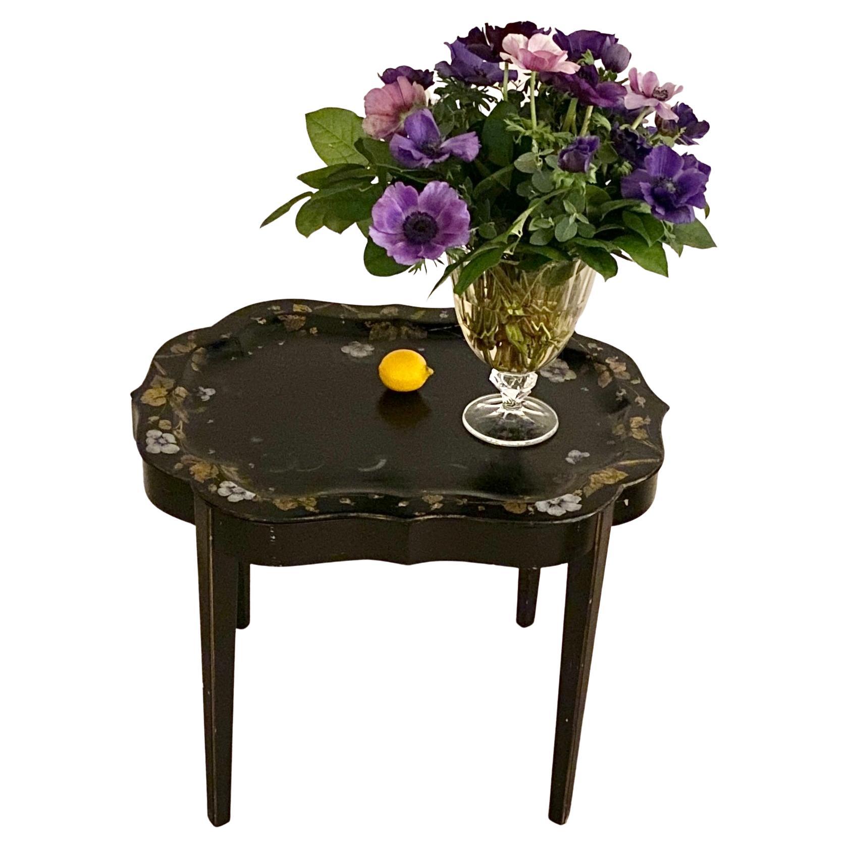 Danish Black-Painted Flower Decorated Coffee Tray Table, circa 1920s In Good Condition For Sale In Haddonfield, NJ