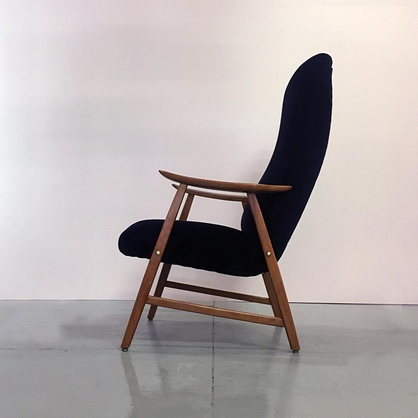 Danish black velvet and solid beech armchair, 1960s
Danish armchair with armrests, structure in solid beech, with seat and back in black velvet
Fully restored with new padding and new upholstery
Measures 73 x 85 x 95 H cm.