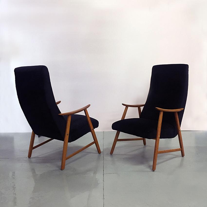 Danish black velvet and solid beech armchairs, 1960s
Danish armchairs with armrests, structure in solid beech, with seat and back in black velvet
Fully restored with new padding and new upholstery
Measures: 73 x 85 x 95 H cm.
